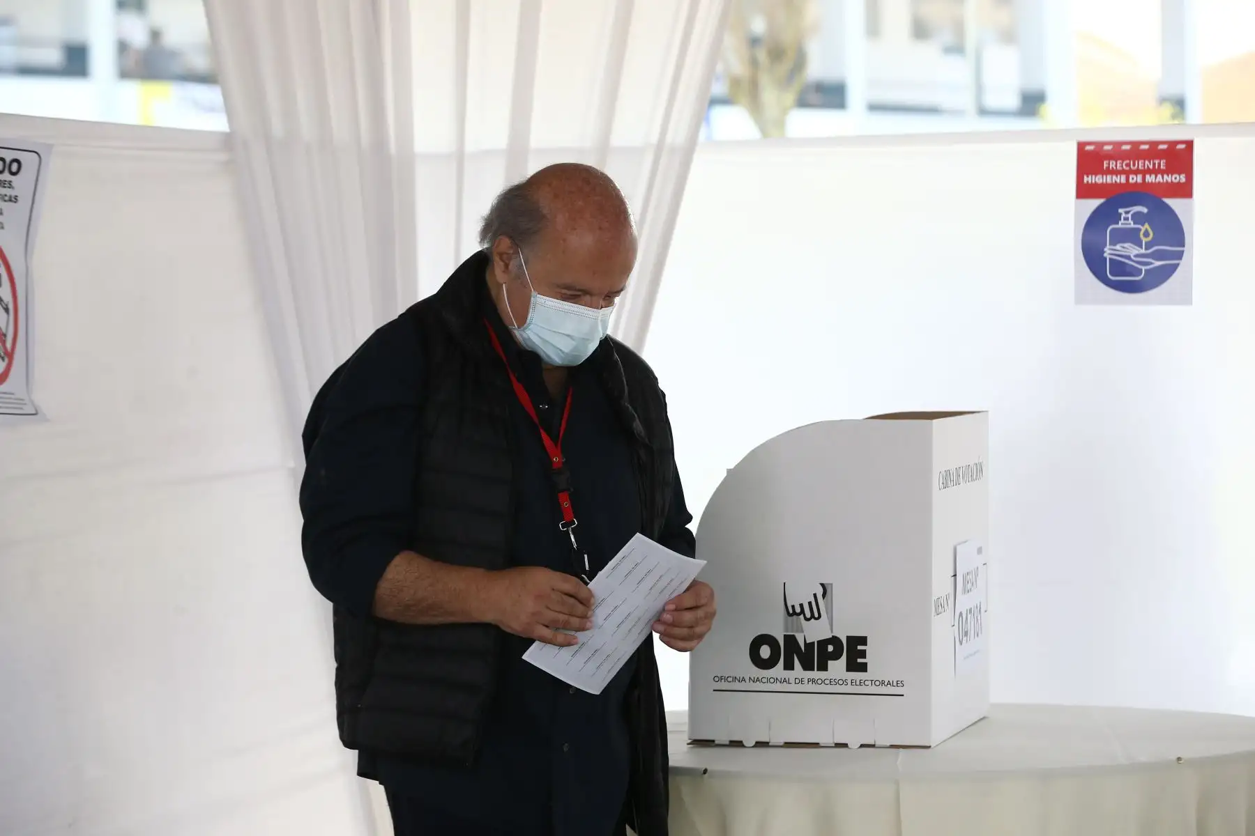 LIMA (PERÚ), 11/04/2021.-El candidato presidencial de Avanza País,  Hernando de Soto, emite su voto en el IEP Nuestra Señora de la Reconciliación, en el distrito de Surco, durante la jornada de las Elecciones Generales 2021. 
Foto: ANDINA/Vidal Tarqui