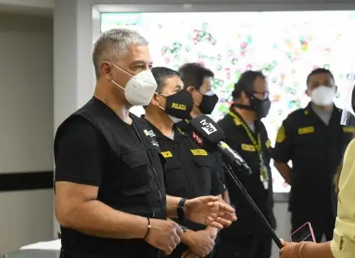 El ministro del Interior, José Elice Navarro, estuvo hoy en la sede del comando de la Policía Nacional, donde mostró las nuevas funciones del Sistema Informático de Planificación y Control de Patrullaje Policial (Sipcop)
