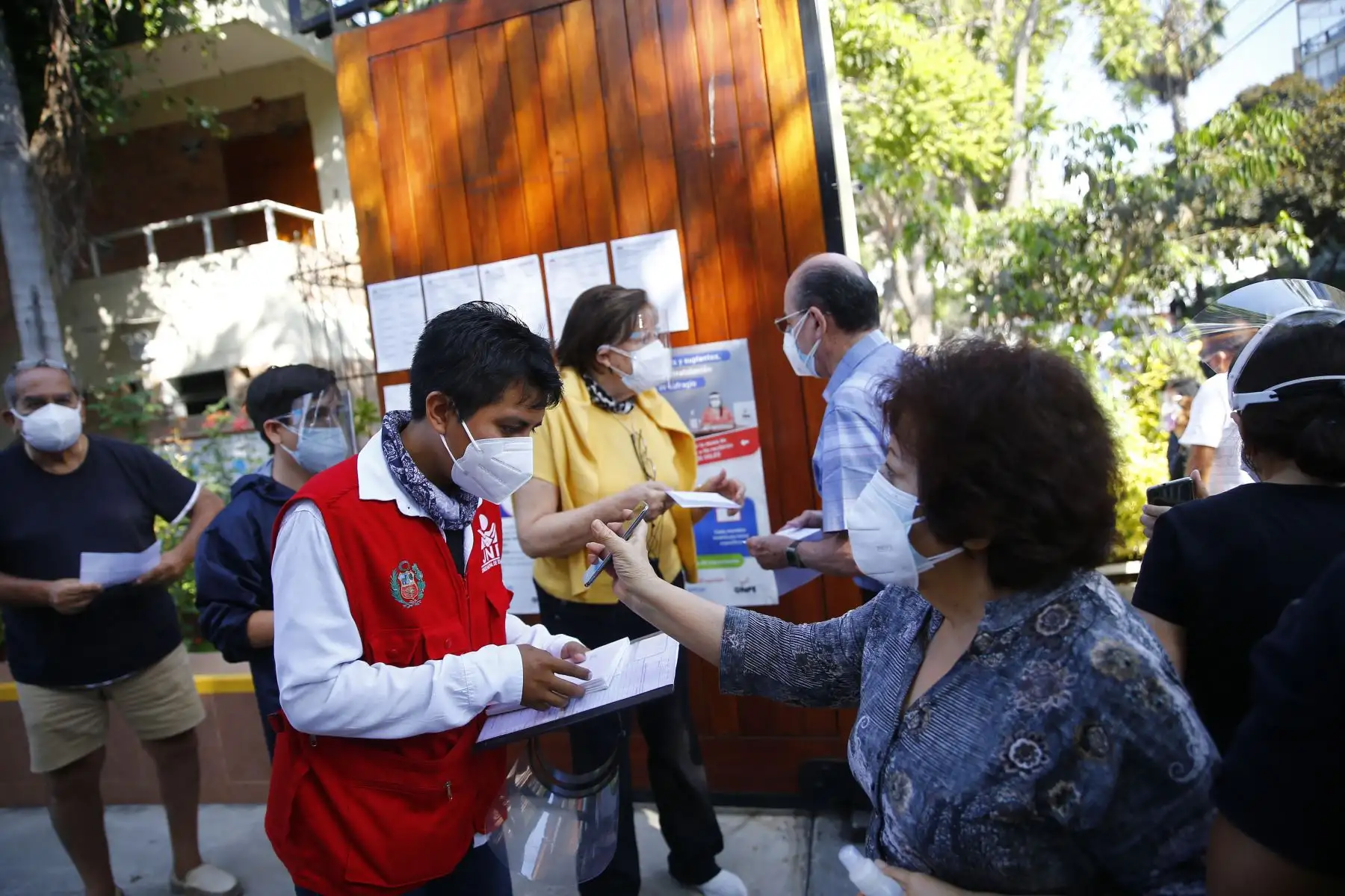 LIMA (PERÚ), 11/04/2021.- Veinticinco millones 287 mil 954 peruanos, en el país y en el extranjero, participan hoy en los comicios generales para elegir al Presidente de la República, dos vicepresidentes, 130 congresistas y cinco parlamentarios andinos. 
Foto: ANDINA/Andrés Valle