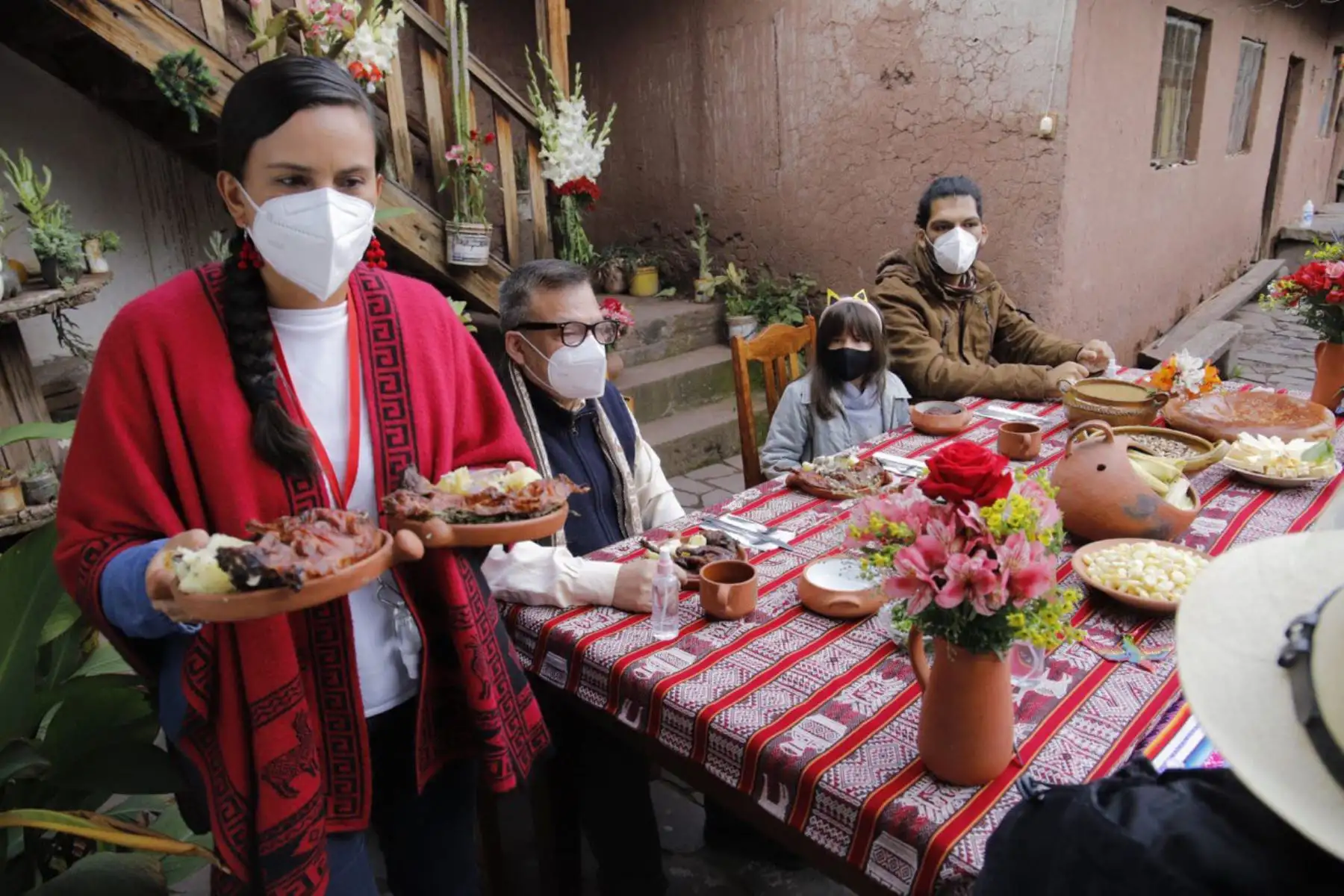 Desde Cusco, la candidata presidencial Verónika Mendoza hizo un llamado a votar a los peruanos y cumplir con protocolo de bioseguridad.