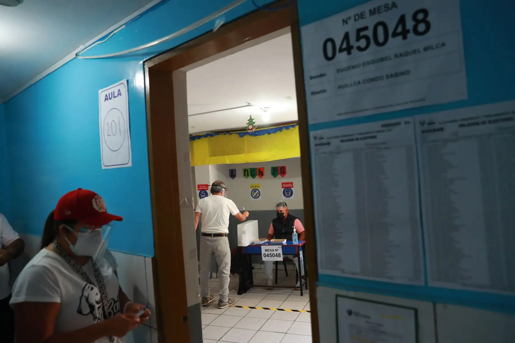 LIMA (PERÚ), 11/04/2021.- Veinticinco millones 287 mil 954 peruanos, en el país y en el extranjero, participan hoy en los comicios generales para elegir al Presidente de la República, dos vicepresidentes, 130 congresistas y cinco parlamentarios andinos. 
Foto: ANDINA/ Carla Patiño