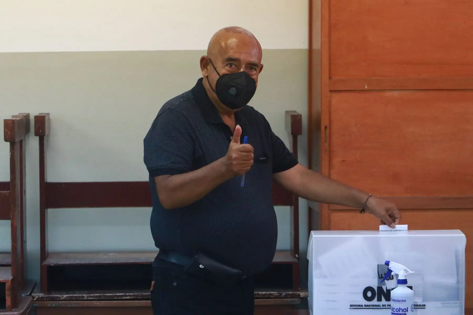 LIMA (PERÚ), 11/04/2021.-El candidato presidencial de Democracia Directa, Andrés Alcantará, emite su voto en la I. E. 1162 Divino Niño Jesús, en el cercado de Lima, durante la jornada de las Elecciones Generales 2021. 
Foto: ANDINA/ Jhonel Rodríguez