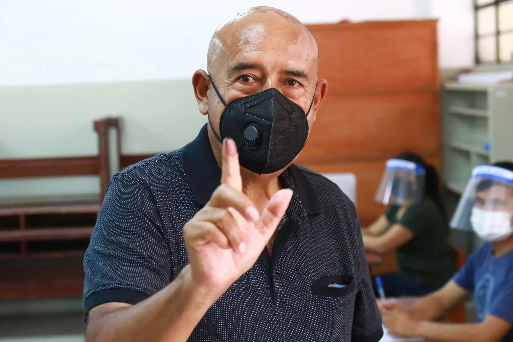 LIMA (PERÚ), 11/04/2021.-El candidato presidencial de Democracia Directa, Andrés Alcantará, emite su voto en la I. E. 1162 Divino Niño Jesús, en el cercado de Lima, durante la jornada de las Elecciones Generales 2021. 
Foto: ANDINA/ Jhonel Rodríguez