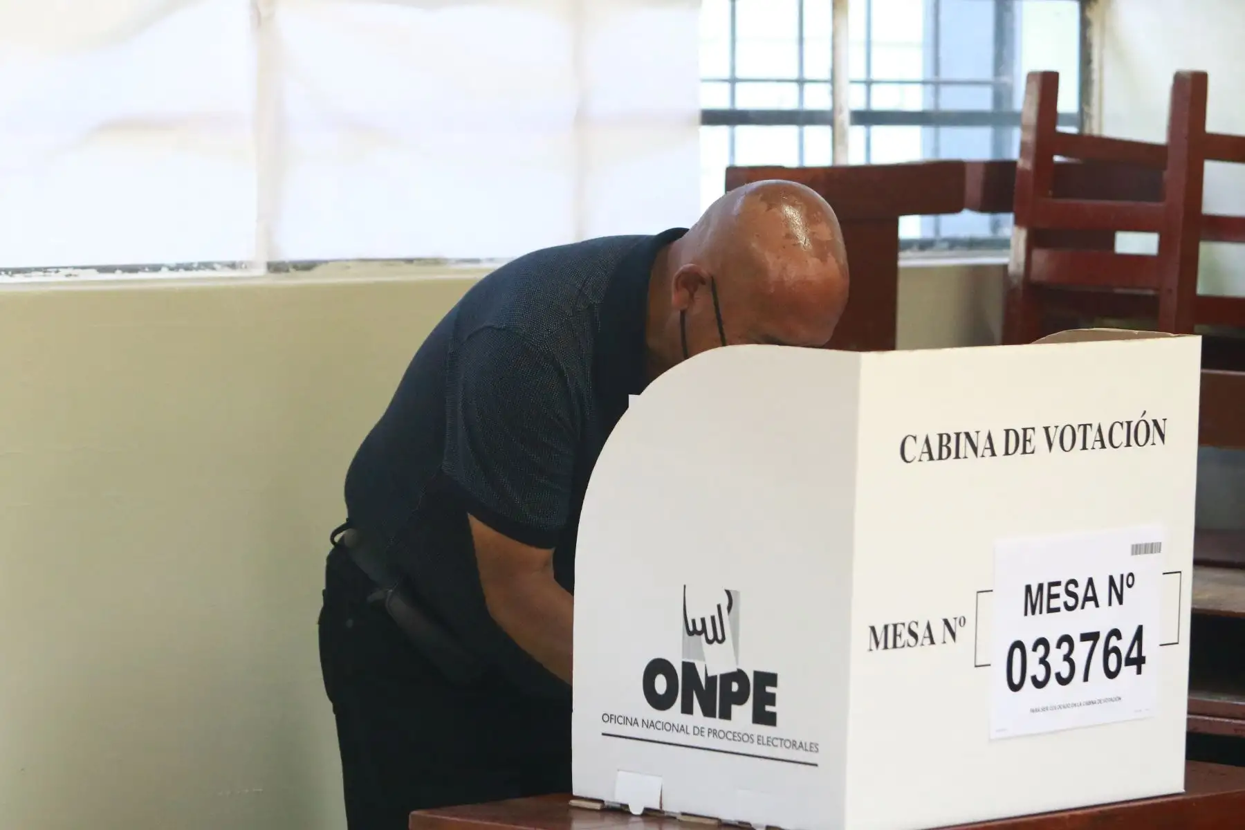 LIMA (PERÚ), 11/04/2021.-El candidato presidencial de Democracia Directa, Andrés Alcantará, emite su voto en la I. E. 1162 Divino Niño Jesús, en el cercado de Lima, durante la jornada de las Elecciones Generales 2021. 
Foto: ANDINA/ Jhonel Rodríguez
