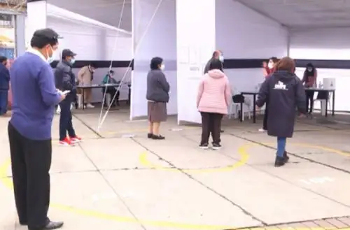 En la ciudad de Huancayo, a partir de las 7:30 horas, se instalaron las primeras mesas de votación, sobre todo en el estadio Huancayo, donde después de salvar algunas dificultades por la lluvia se acondicionaron 17 mesas de sufragio para recibir a 300 votantes en cada una de ellas.