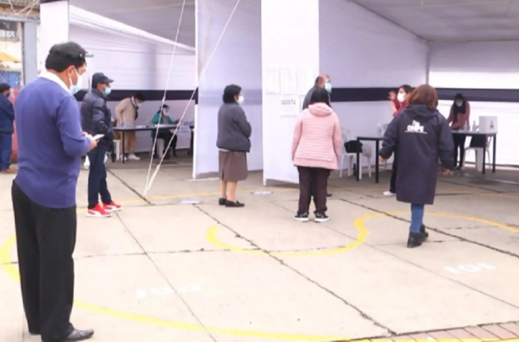 En la ciudad de Huancayo, a partir de las 7:30 horas, se instalaron las primeras mesas de votación, sobre todo en el estadio Huancayo, donde después de salvar algunas dificultades por la lluvia se acondicionaron 17 mesas de sufragio para recibir a 300 votantes en cada una de ellas.