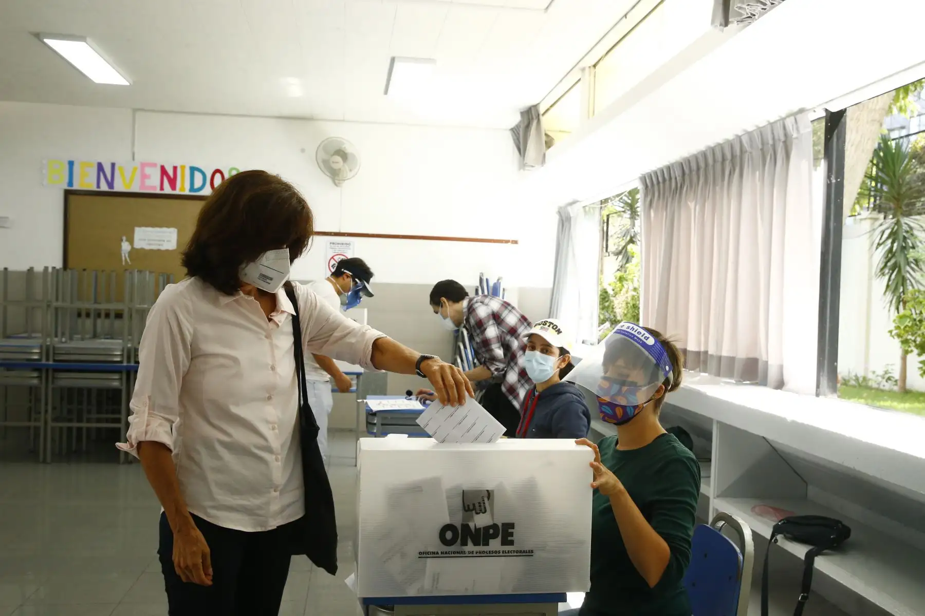 LIMA (PERÚ), 11/04/2021.-La candidata a la vicepresidencia por Victoria Nacional, Patricia Arévalo, emite su voto en el colegio María Reyna Marianistas, en el distrito de San Isidro, durante la jornada de las Elecciones Generales 2021.
Foto: ANDINA/Andrés Valle