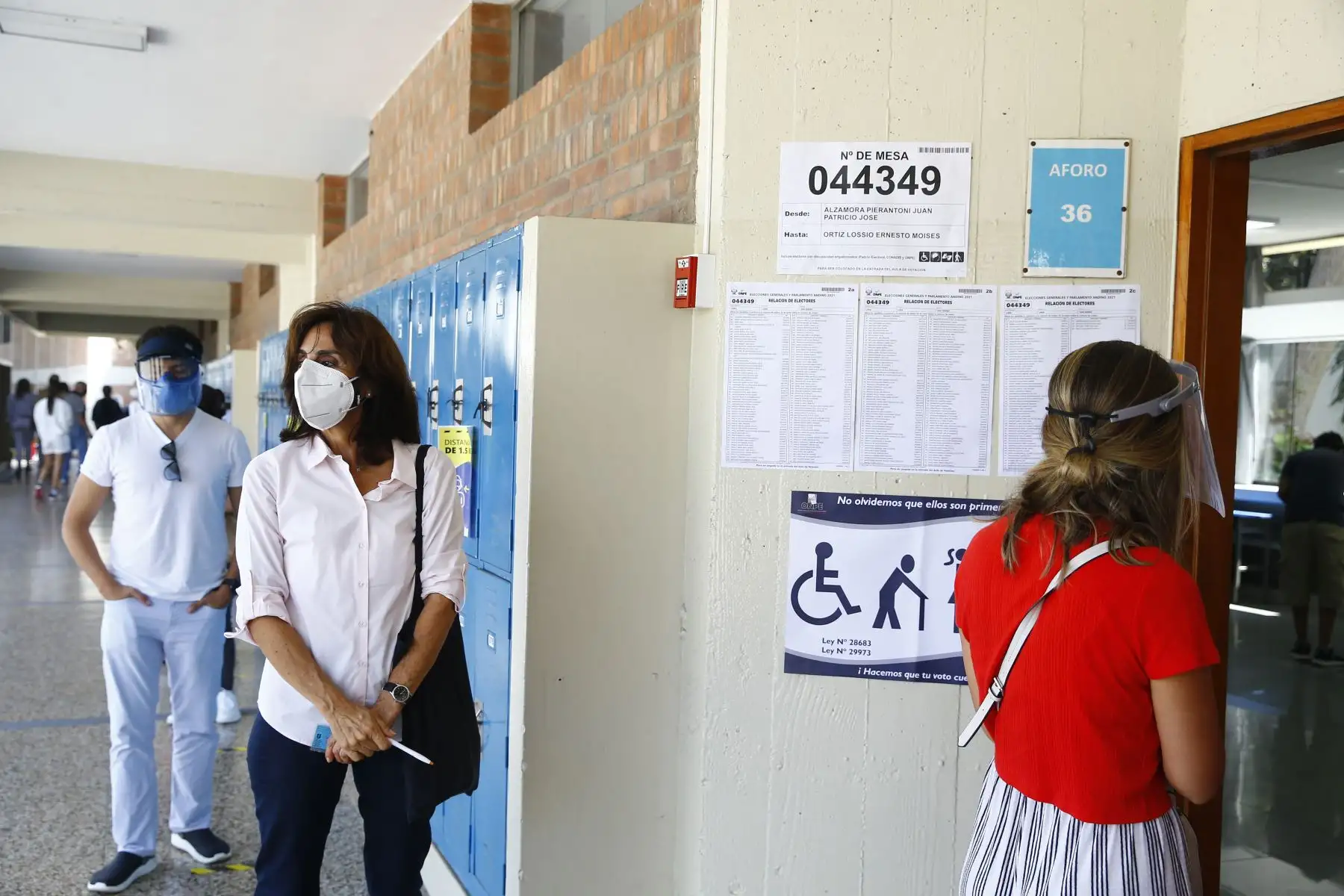 LIMA (PERÚ), 11/04/2021.-La candidata a la vicepresidencia por Victoria Nacional, Patricia Arévalo, emite su voto en el colegio María Reyna Marianistas, en el distrito de San Isidro, durante la jornada de las Elecciones Generales 2021.
Foto: ANDINA/Andrés Valle