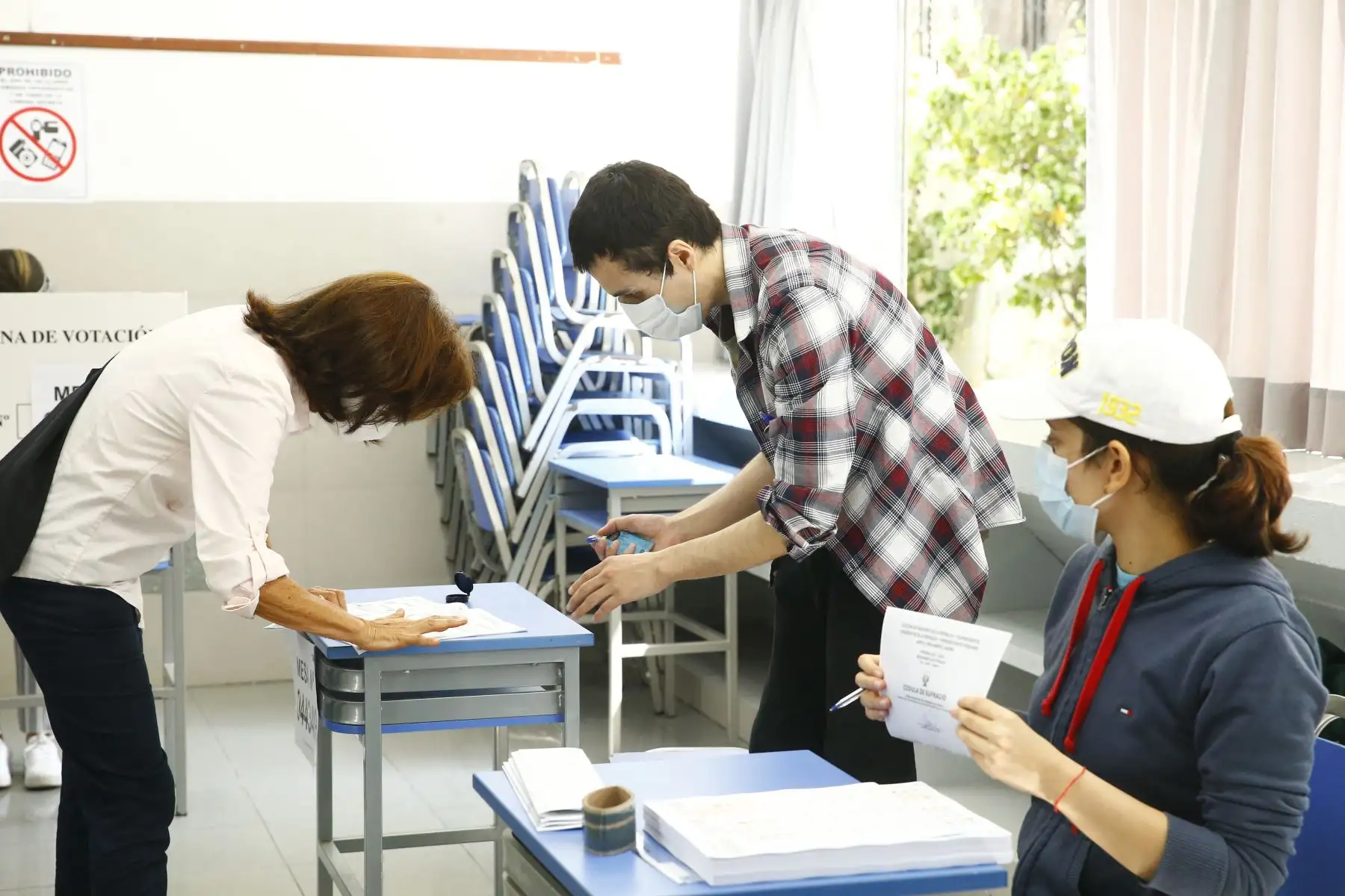 LIMA (PERÚ), 11/04/2021.-La candidata a la vicepresidencia por Victoria Nacional, Patricia Arévalo, emite su voto en el colegio María Reyna Marianistas, en el distrito de San Isidro, durante la jornada de las Elecciones Generales 2021.
Foto: ANDINA/Andrés Valle