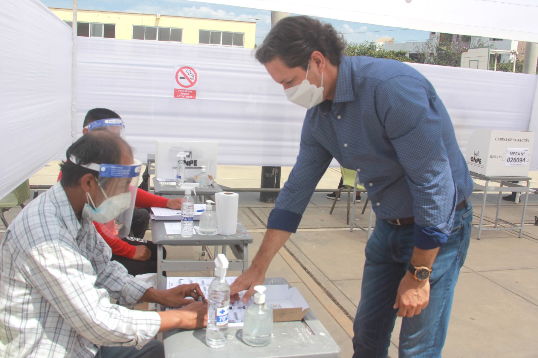 Candidato presidencial Daniel Salaverry emitió su voto en Trujillo y destacó civismo de los adultos mayores. Foto: ANDINA/Difusión.