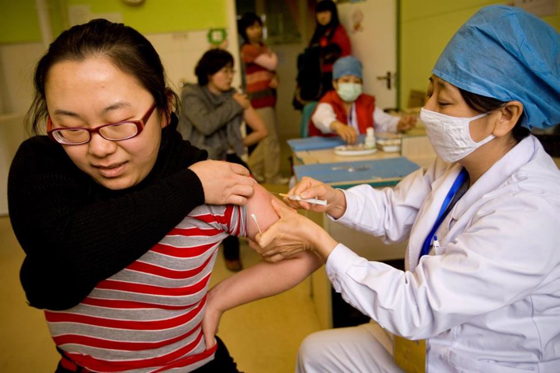China estudia mezclar varias vacunas para aumentar la eficacia ante el virus.