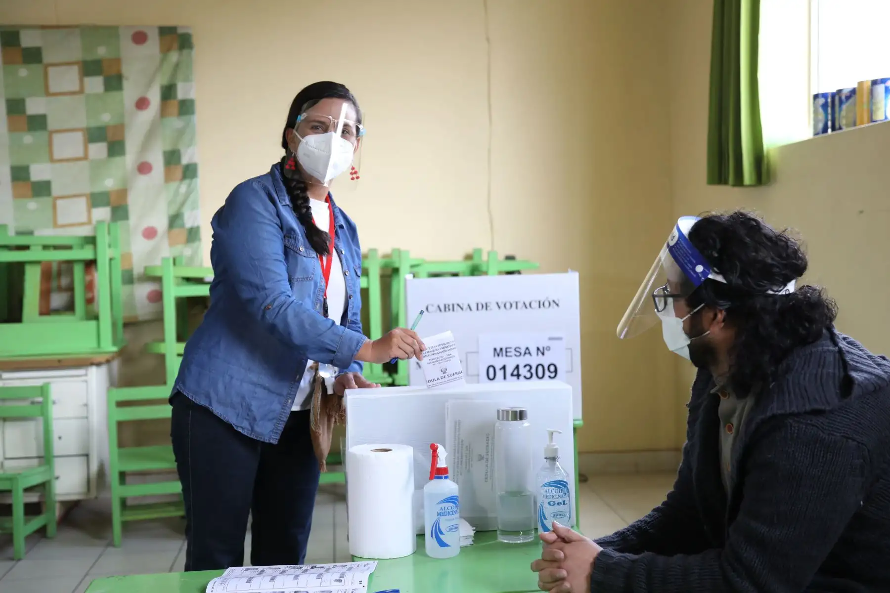 La candidata presidencial por Juntos por el Perú, Verónika Mendoza, sufragó esta mañana en la mesa instalada en el colegio Diego Quispe Tito, ubicado a cinco minutos de la plaza de Armas de la ciudad del Cusco.