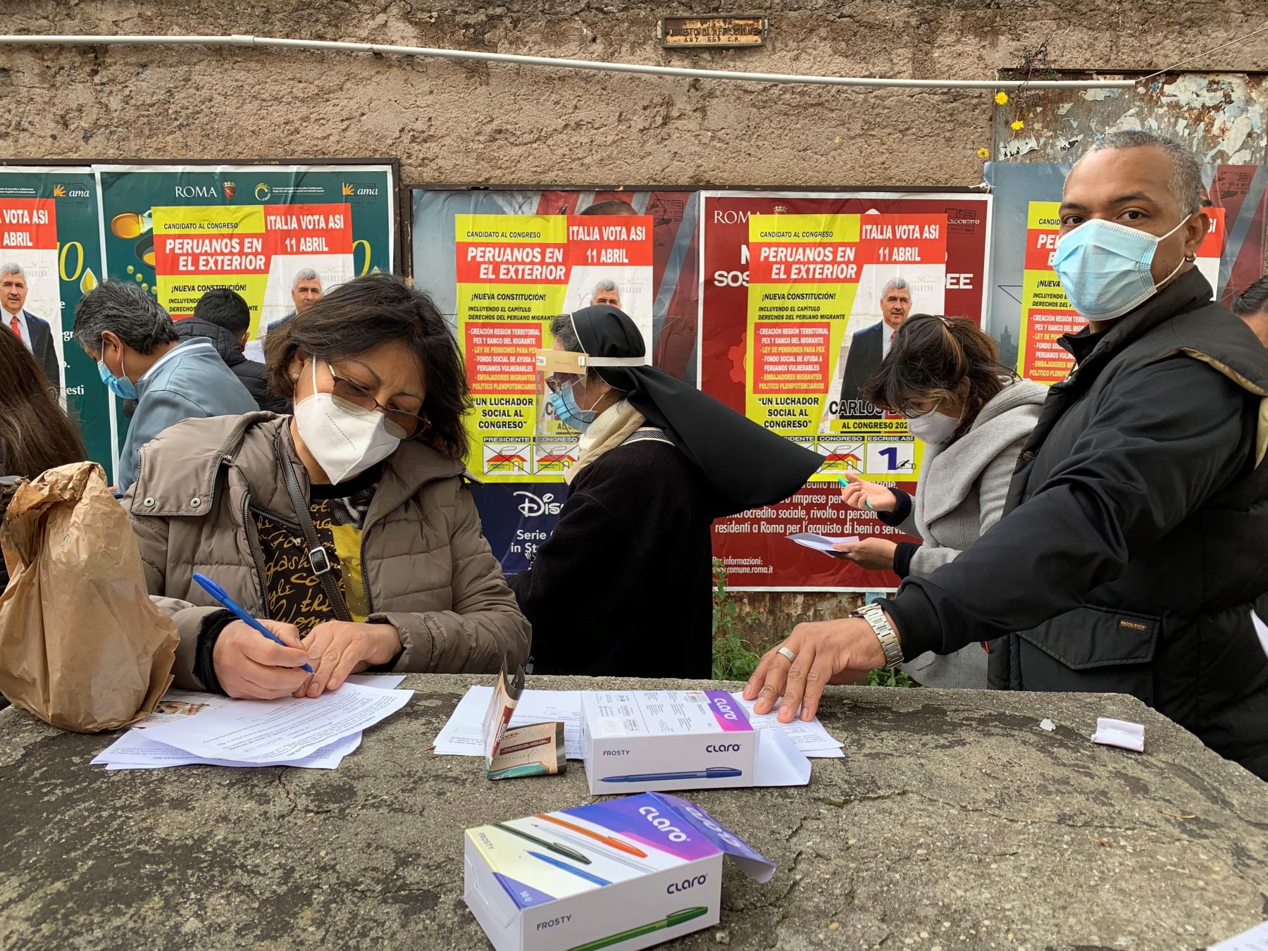 Peruanos residentes en Roma, Italia, esperan su turno para votar. Foto: EFE