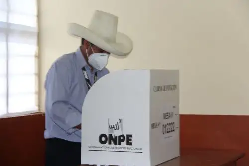 Candidato presidencial por Perú Libre, Pedro Castillo, emite su voto e hizo un llamado a los ciudadanos a cumplir deber cívico. Foto: Jorge Uriarte