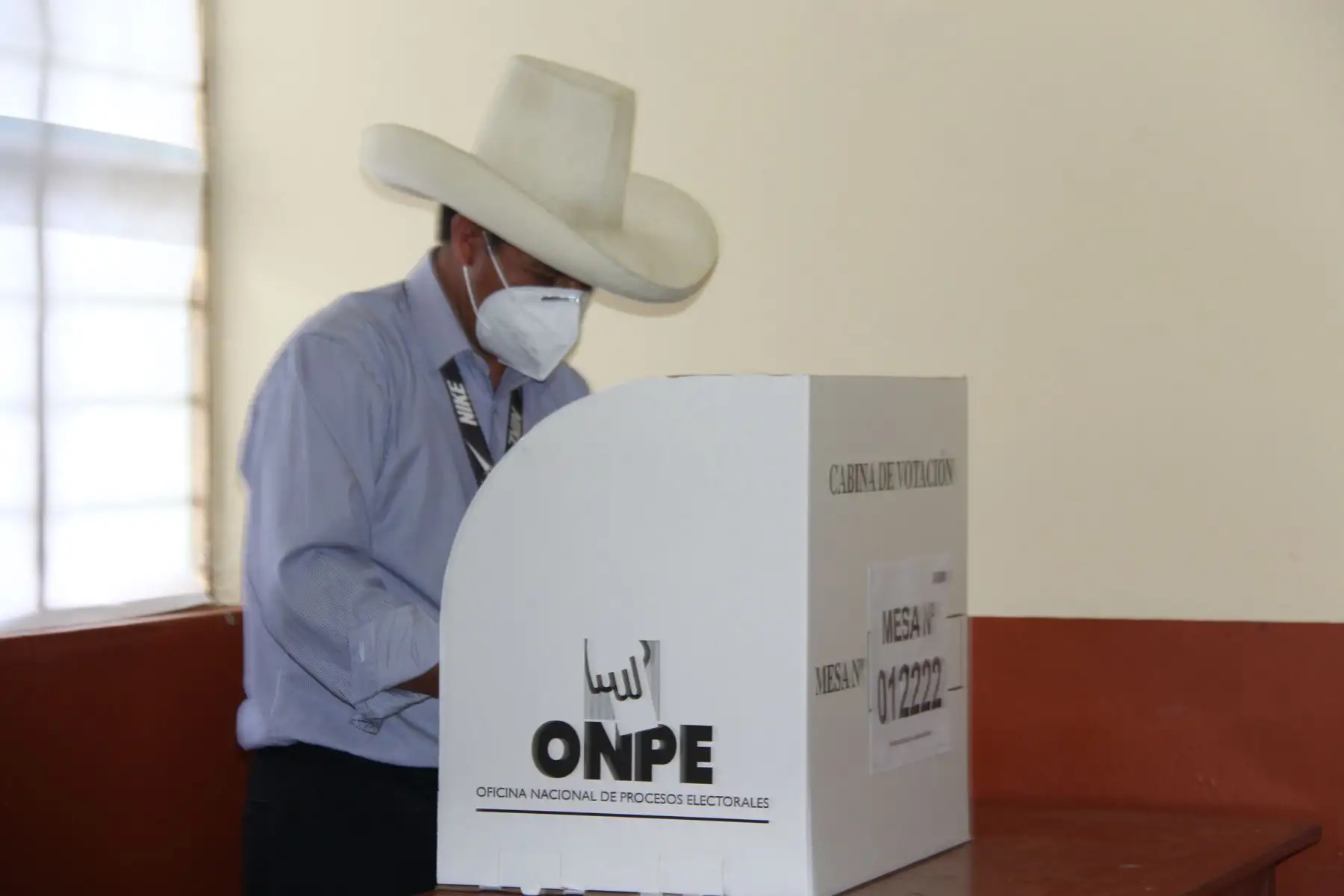 Candidato presidencial por Perú Libre, Pedro Castillo, emite su voto e hizo un llamado a los ciudadanos a cumplir deber cívico. Foto: Jorge Uriarte