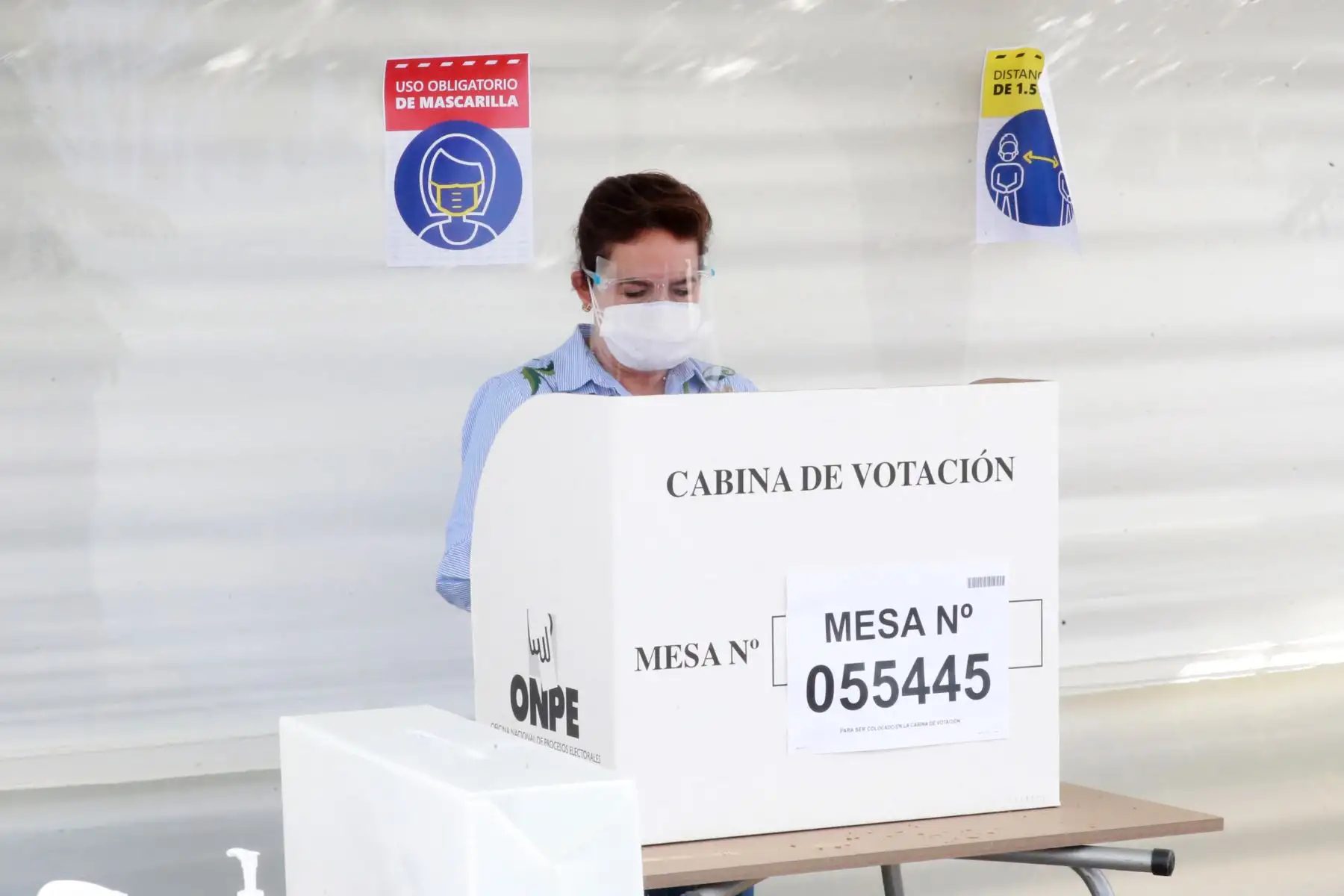 LIMA (PERÚ), 11/04/2021.- La Presidenta del Poder Judicial, Elvia Barrios ,  emite su voto en la Biblioteca Nacional, en el distrito de San Borja, durante la jornada de las Elecciones Generales 2021. 
Foto: ANDINA/Jhony Laurente