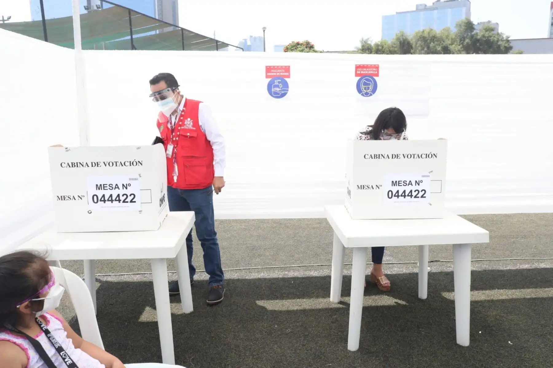 El presidente Jurado Nacional de Elecciones, José Luis Salas, emite su voto en la ciudad de Lima, durante la jornada de las Elecciones Generales 2021. Foto: ANDINA/JNE