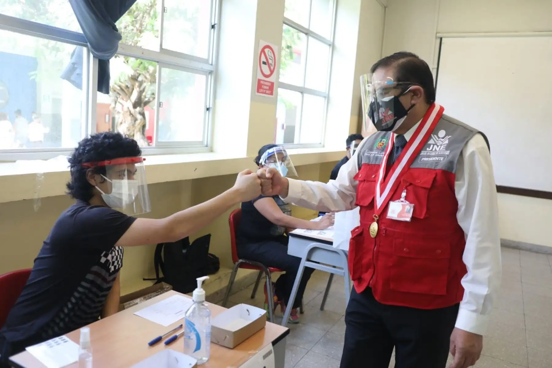 El presidente Jurado Nacional de Elecciones, José Luis Salas, emite su voto en la ciudad de Lima, durante la jornada de las Elecciones Generales 2021. Foto: ANDINA/JNE