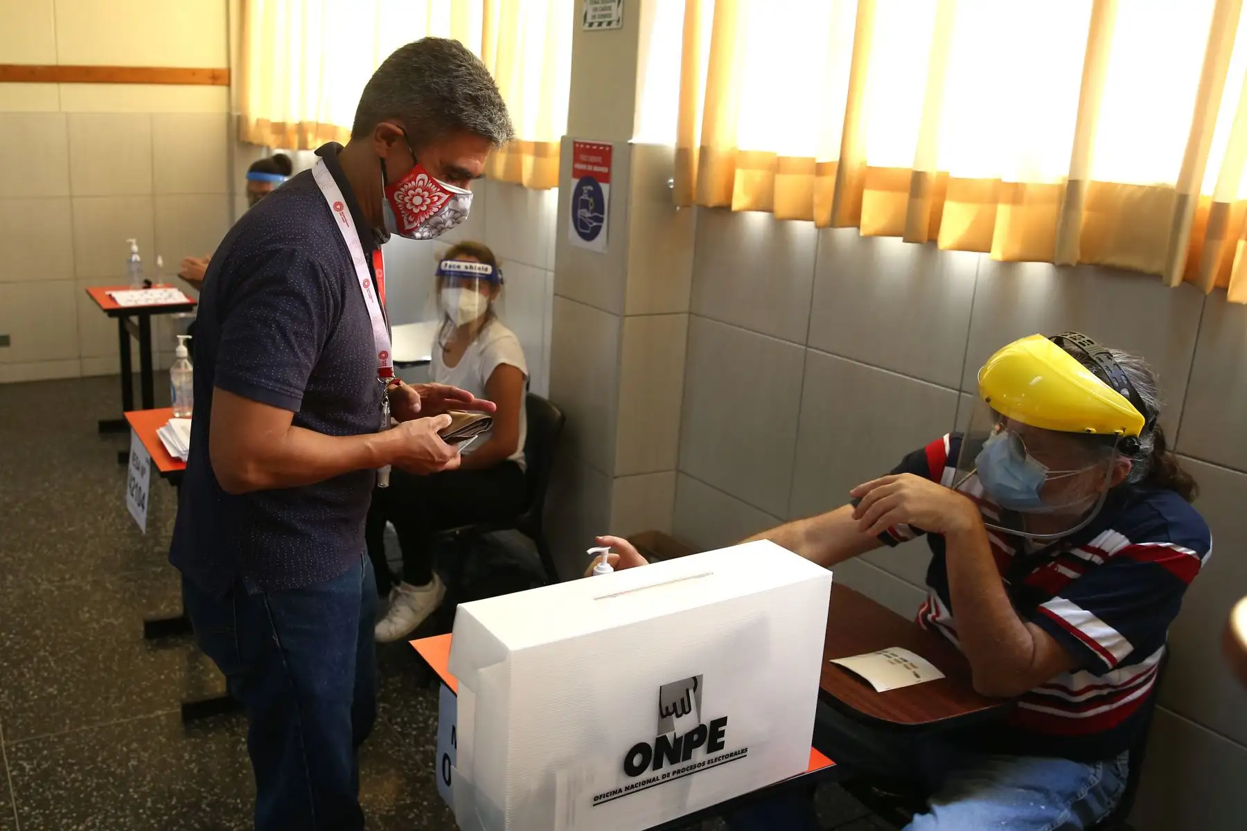 LIMA (PERÚ), 11/04/2021.- El ministro de Cultura, Alejandro Neyra ,  emite su voto en el Colegio Santa Rita de Casia, en el distrito de Miraflores, durante la jornada de las Elecciones Generales 2021. 
Foto: ANDINA/Vidal Tarqui
