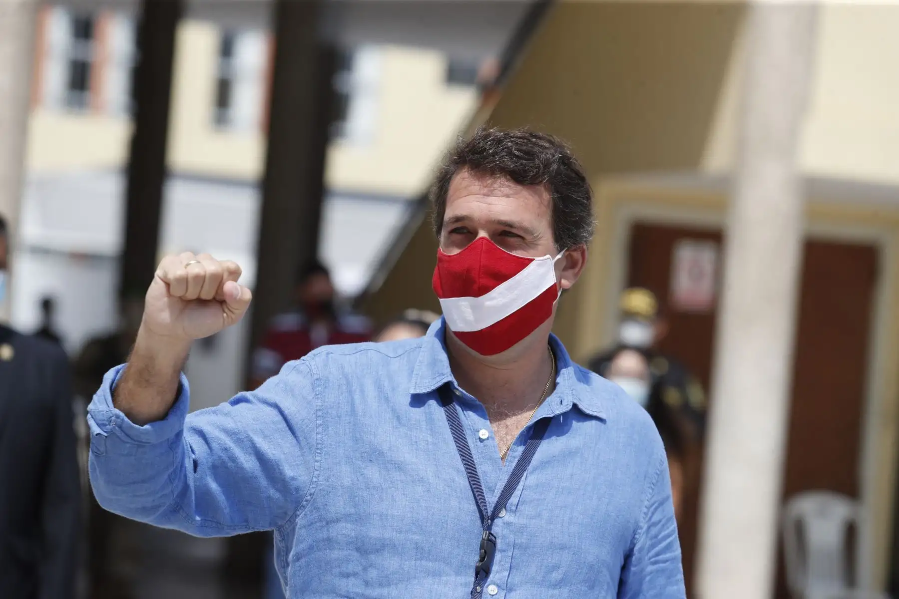 LIMA (PERÚ), 11/04/2021.-El candidato presidencial de Perú Patria Segura, Rafael Santos, emite su voto en el colegio de los Sagrados Corazones Belen, en el distrito de San Isidro, durante la jornada de las Elecciones Generales 2021. 
Foto: ANDINA/Renato Pajuelo