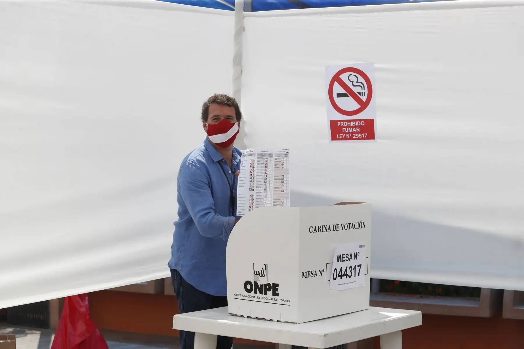 LIMA (PERÚ), 11/04/2021.-El candidato presidencial de Perú Patria Segura, Rafael Santos, emite su voto en el colegio de los Sagrados Corazones Belen, en el distrito de San Isidro, durante la jornada de las Elecciones Generales 2021. 
Foto: ANDINA/Renato Pajuelo