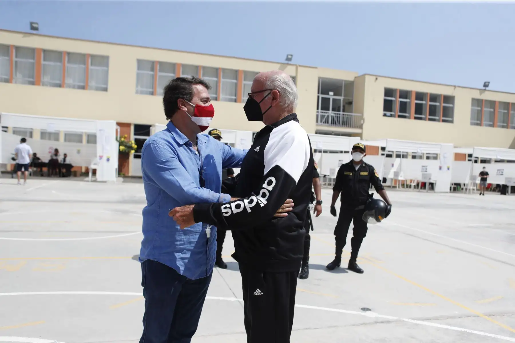 LIMA (PERÚ), 11/04/2021.-El candidato presidencial de Perú Patria Segura, Rafael Santos, emite su voto en el colegio de los Sagrados Corazones Belen, en el distrito de San Isidro, durante la jornada de las Elecciones Generales 2021. 
Foto: ANDINA/Renato Pajuelo