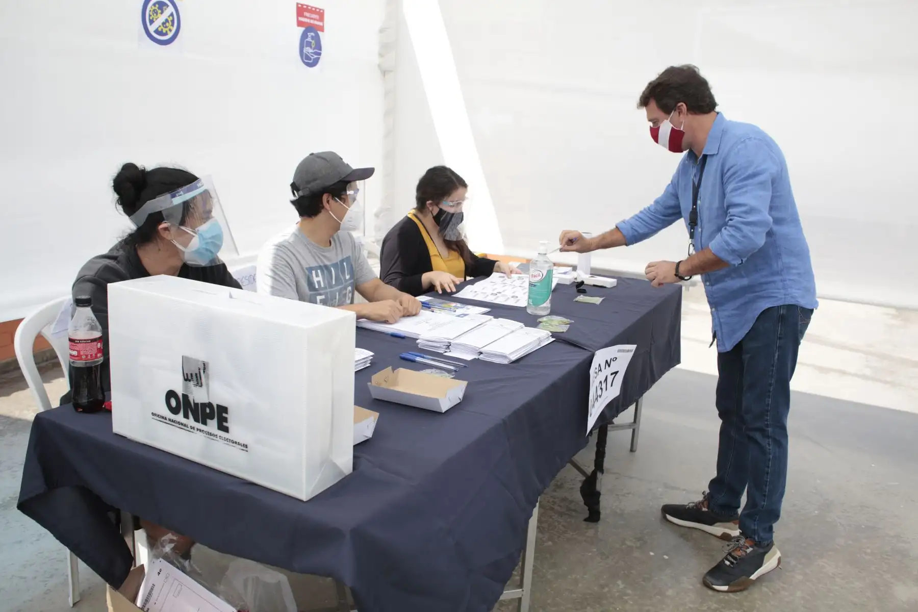LIMA (PERÚ), 11/04/2021.-El candidato presidencial de Perú Patria Segura, Rafael Santos, emite su voto en el colegio de los Sagrados Corazones Belen, en el distrito de San Isidro, durante la jornada de las Elecciones Generales 2021. 
Foto: ANDINA/Renato Pajuelo