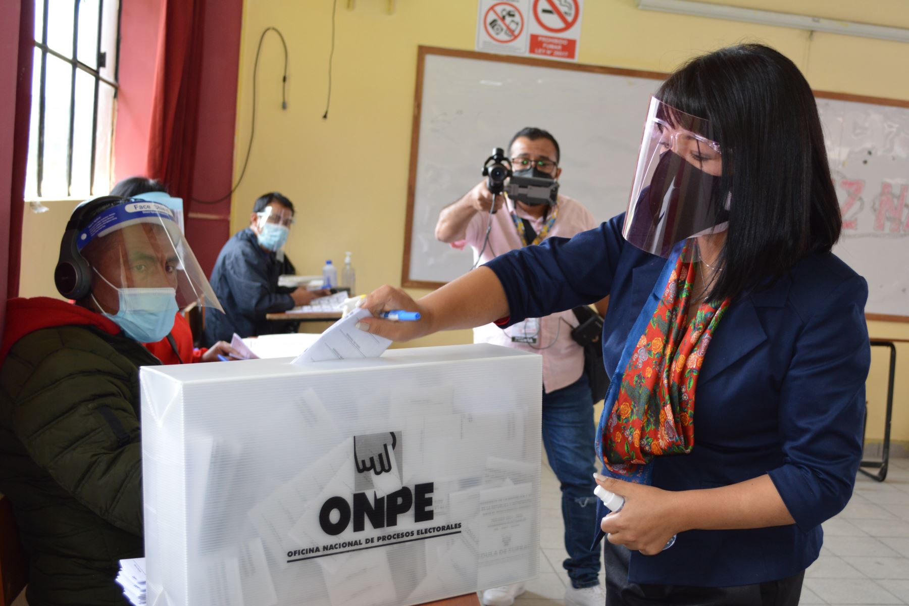 La presidenta del Congreso de la República , Mirtha Vásquez Chuquilín, emite su voto en el colegio Rafael Loayza Guevara de la ciudad de Cajamarca, durante la jornada de las Elecciones Generales 2021. Foto: ANDINA/Eduard Lozano