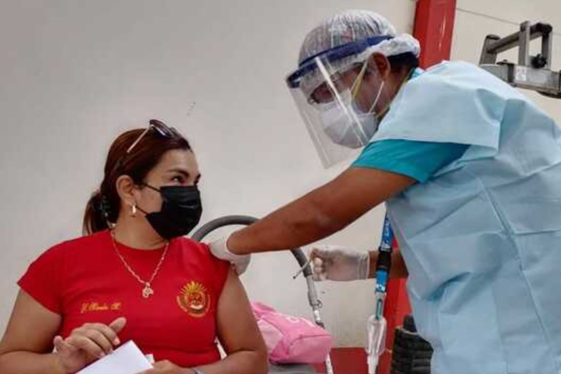 Piura: vacunan contra el covid a bomberos, profesionales colegiados y personal de clínicas
