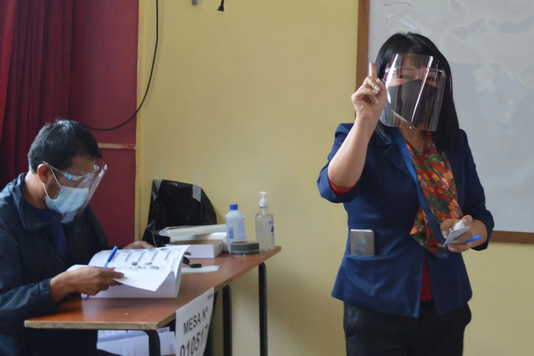 CAJAMARCA(PERÚ), 11/04/2021.- La presidenta del Congreso de la República , Mirtha Vásquez Chuquilín, emite su voto en el colegio Rafael Loayza Guevara de la  ciudad de Cajamarca, durante la jornada de las Elecciones Generales 2021. 
Foto: ANDINA/Eduard Lozano