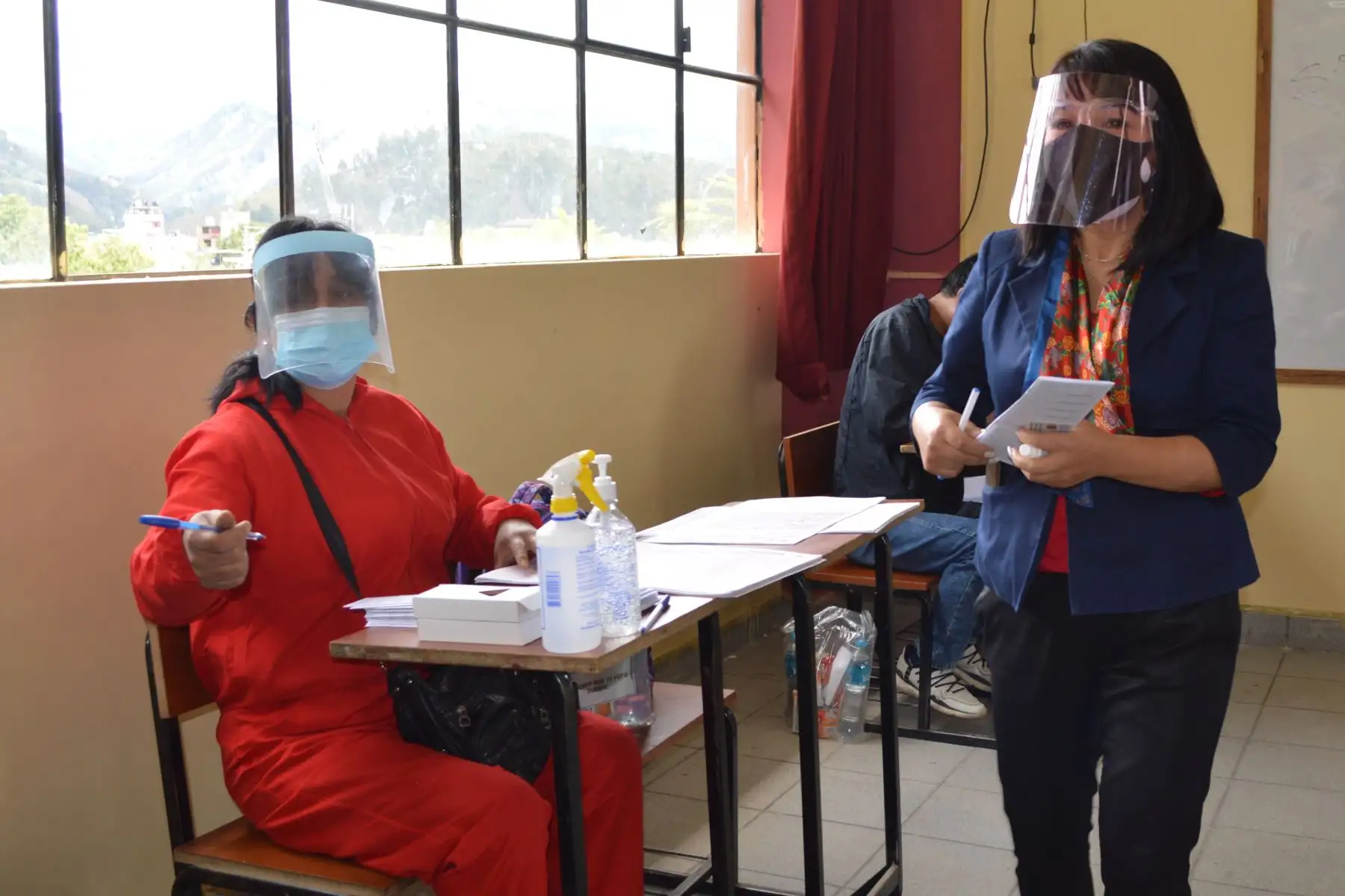 CAJAMARCA(PERÚ), 11/04/2021.- La presidenta del Congreso de la República , Mirtha Vásquez Chuquilín, emite su voto en el colegio Rafael Loayza Guevara de la  ciudad de Cajamarca, durante la jornada de las Elecciones Generales 2021. 
Foto: ANDINA/Eduard Lozano