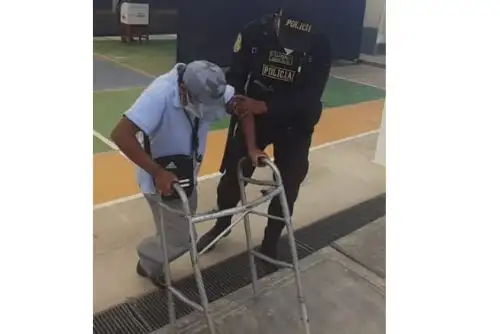Policía apoya a persona con discapacidad física que acudió a votar pese a su impedimento físico. Foto: Twitter PNP.