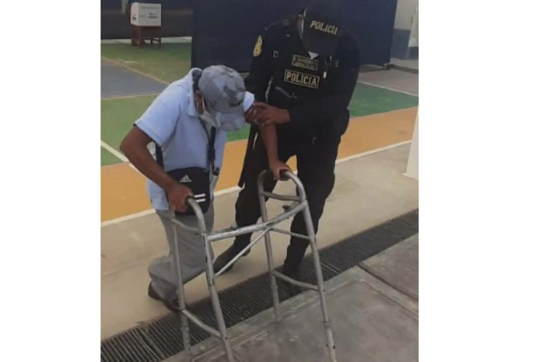 Policía apoya a persona con discapacidad física que acudió a votar pese a su impedimento físico. Foto: Twitter PNP.