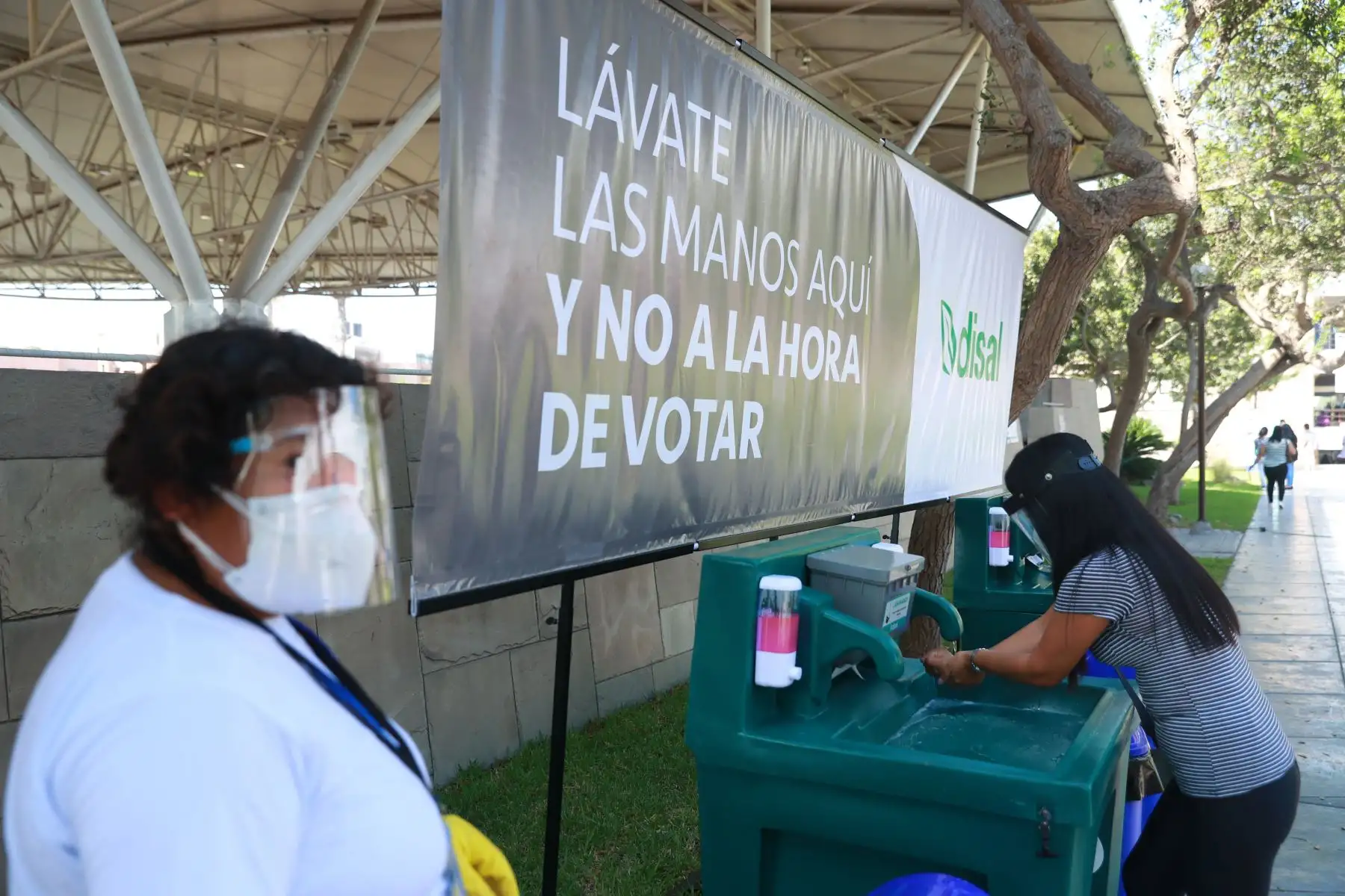 LIMA (PERÚ), 11/04/2021.- Veinticinco millones 287 mil 954 peruanos, en el país y en el extranjero, participan hoy en los comicios generales para elegir al Presidente de la República, dos vicepresidentes, 130 congresistas y cinco parlamentarios andinos. 
Foto: ANDINA/ Carla Patiño