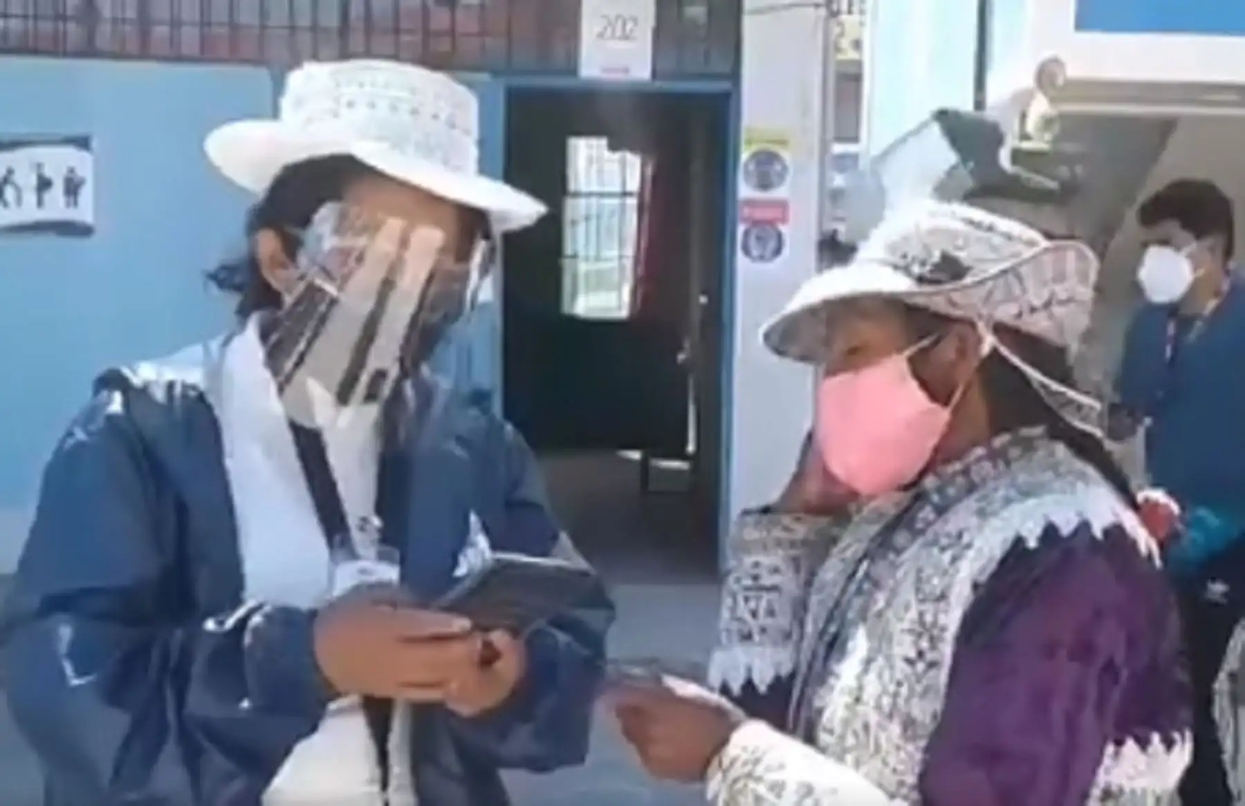 Personal de la Oficina Nacional de Procesos Electorales (ONPE) capacitado brindó orientación en lenguas originarias a los ciudadanos que acudieron a votar en diversas regiones del país.