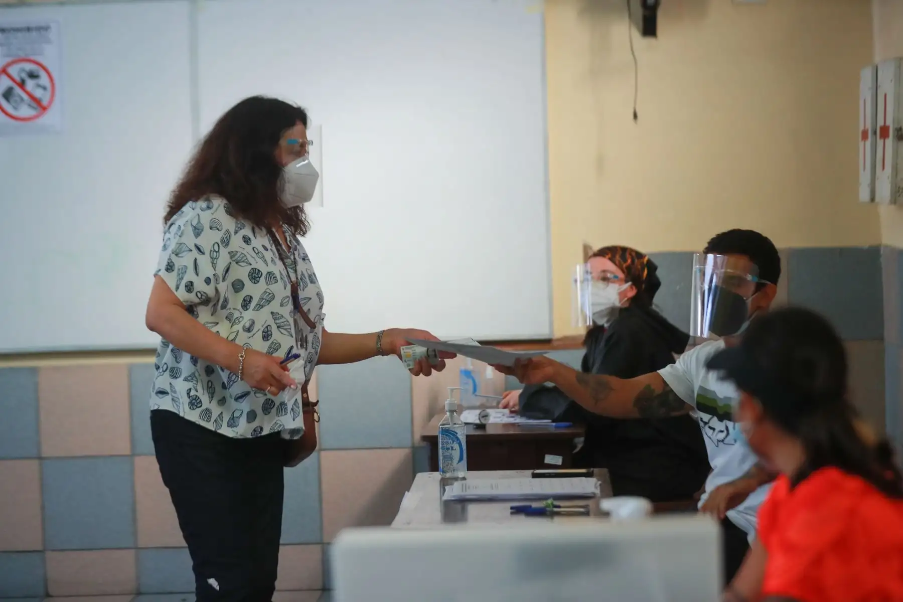 LIMA (PERÚ), 11/04/2021.- La Presidenta del Consejo de Ministros, Violeta Bermudez ,  emite su voto en el colegio Especial Llona, en el distrito de Miraflores, durante la jornada de las Elecciones Generales 2021. 
Foto: ANDINA/Carla Patiño