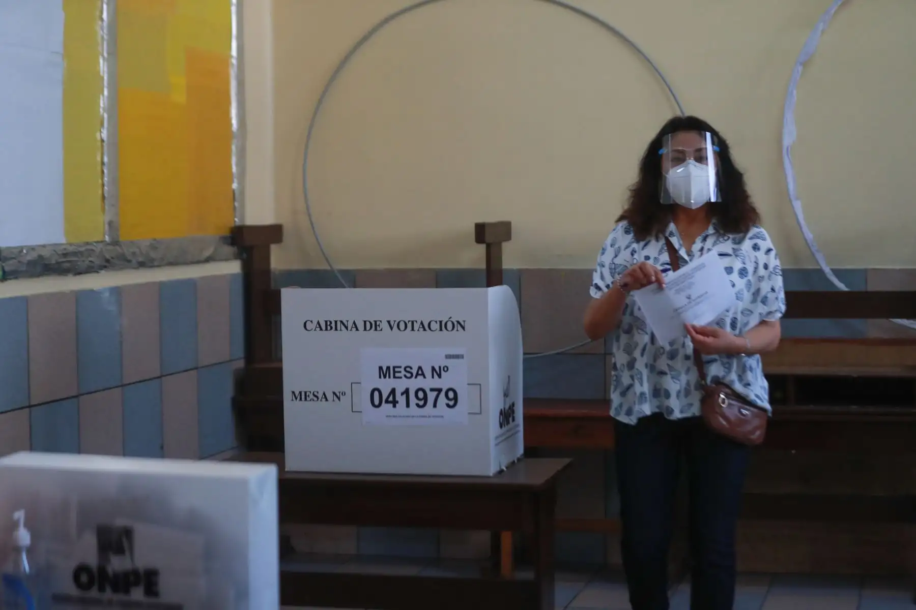 LIMA (PERÚ), 11/04/2021.- La Presidenta del Consejo de Ministros, Violeta Bermudez ,  emite su voto en el colegio Especial Llona, en el distrito de Miraflores, durante la jornada de las Elecciones Generales 2021. 
Foto: ANDINA/Carla Patiño