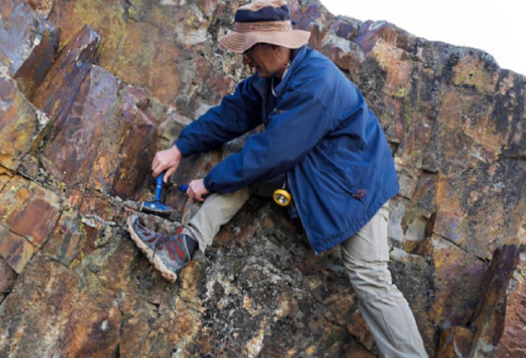 Científicos peruanos desarrollan una investigación centrada en explorar metales y metaloides considerados estratégicos como el indio, germanio, galio, entre otros, en yacimientos ubicados en los Andes Centrales.