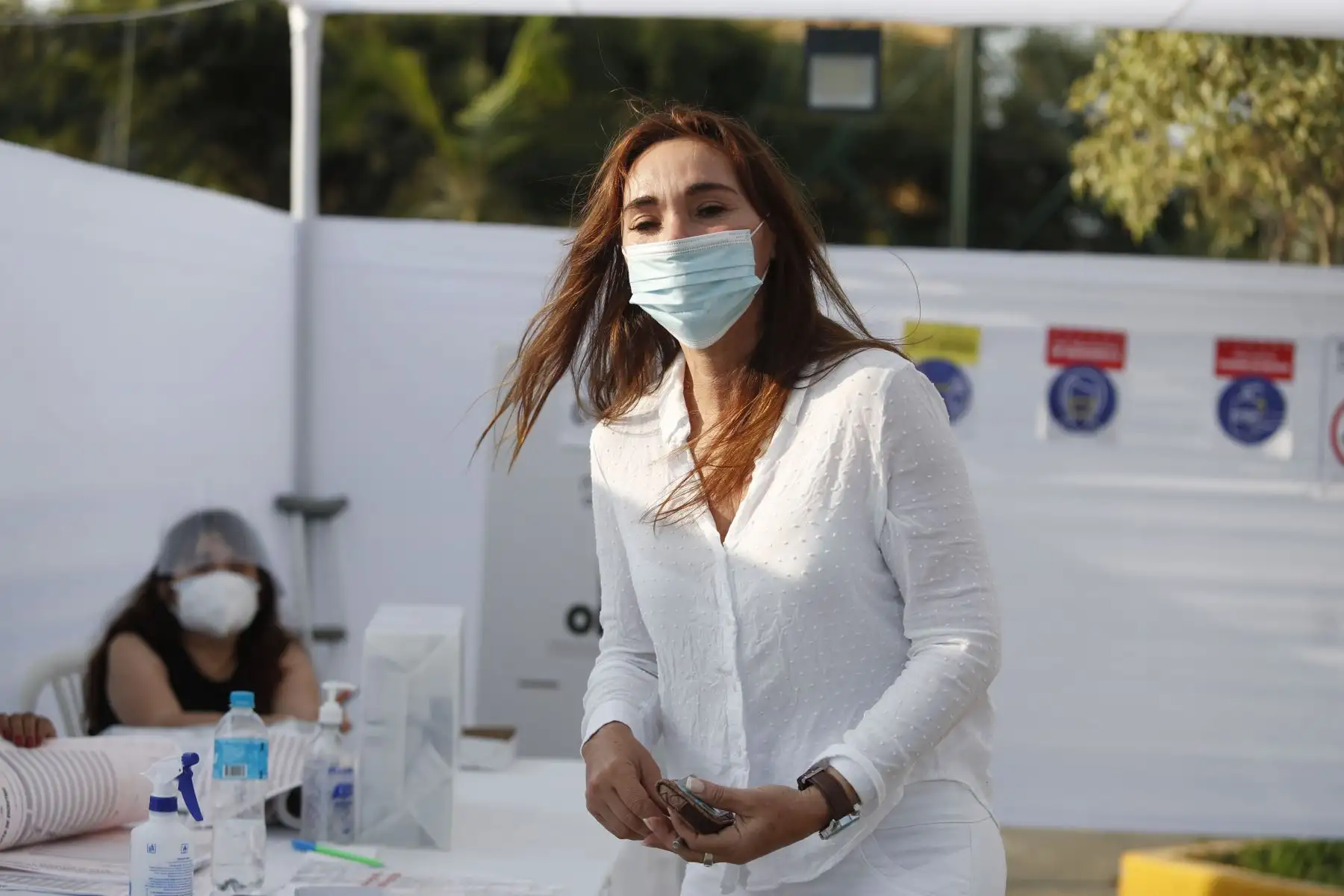 LIMA (PERÚ), 11/04/2021.-La  candidata a la vicepresidencia por Unión por el Perú, Haydée Andrade, emite su voto en la Universidad Ricardo Palma,  en el distrito de Surco, durante la jornada de las Elecciones Generales 2021. 
Foto: ANDINA/ Renato Pajuelo