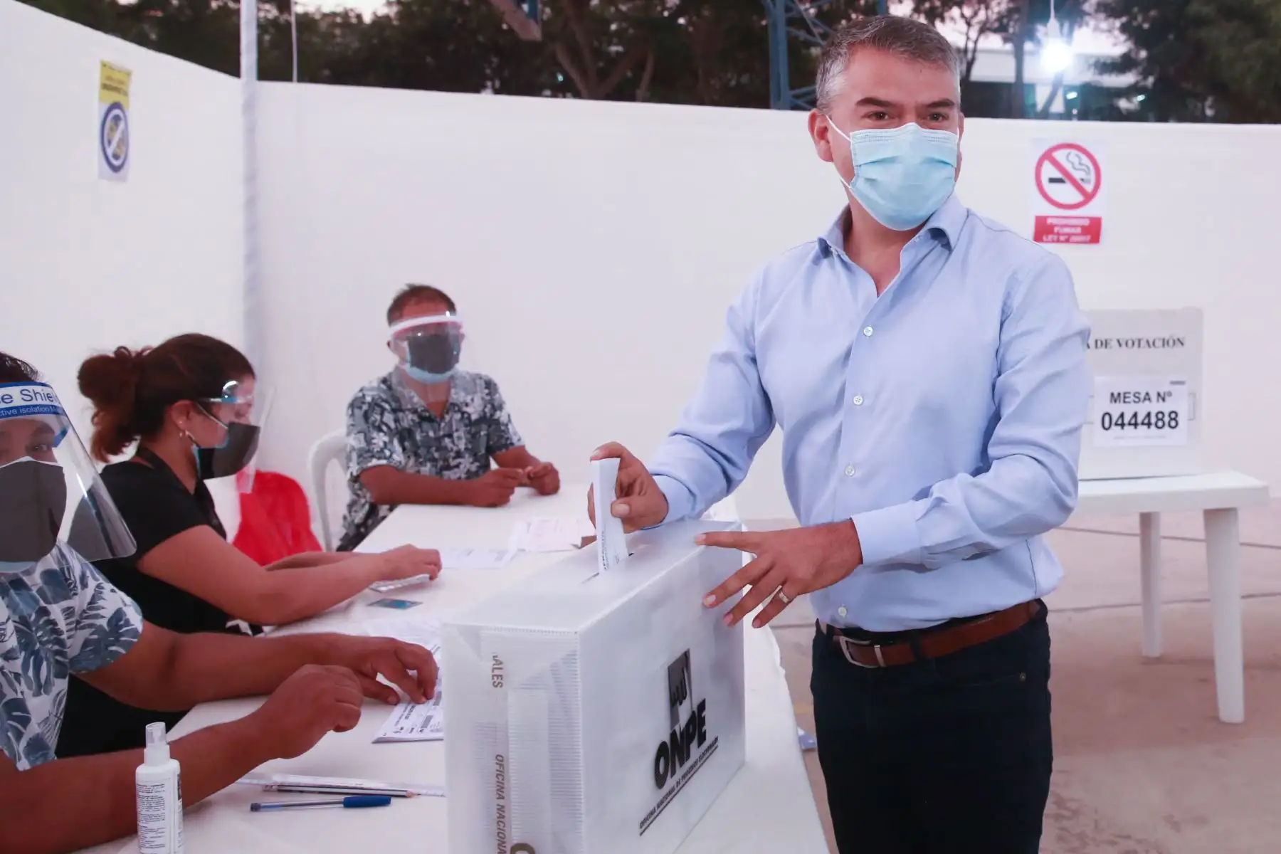 LIMA (PERÚ), 11/04/2021.-El candidato presidencial del Partido Morado, Julio Guzmán, emite su voto en el Colegio San Agustín, en el distrito de San Isidro, durante la jornada de las Elecciones Generales 2021. Foto: ANDINA/Jhony Laurente