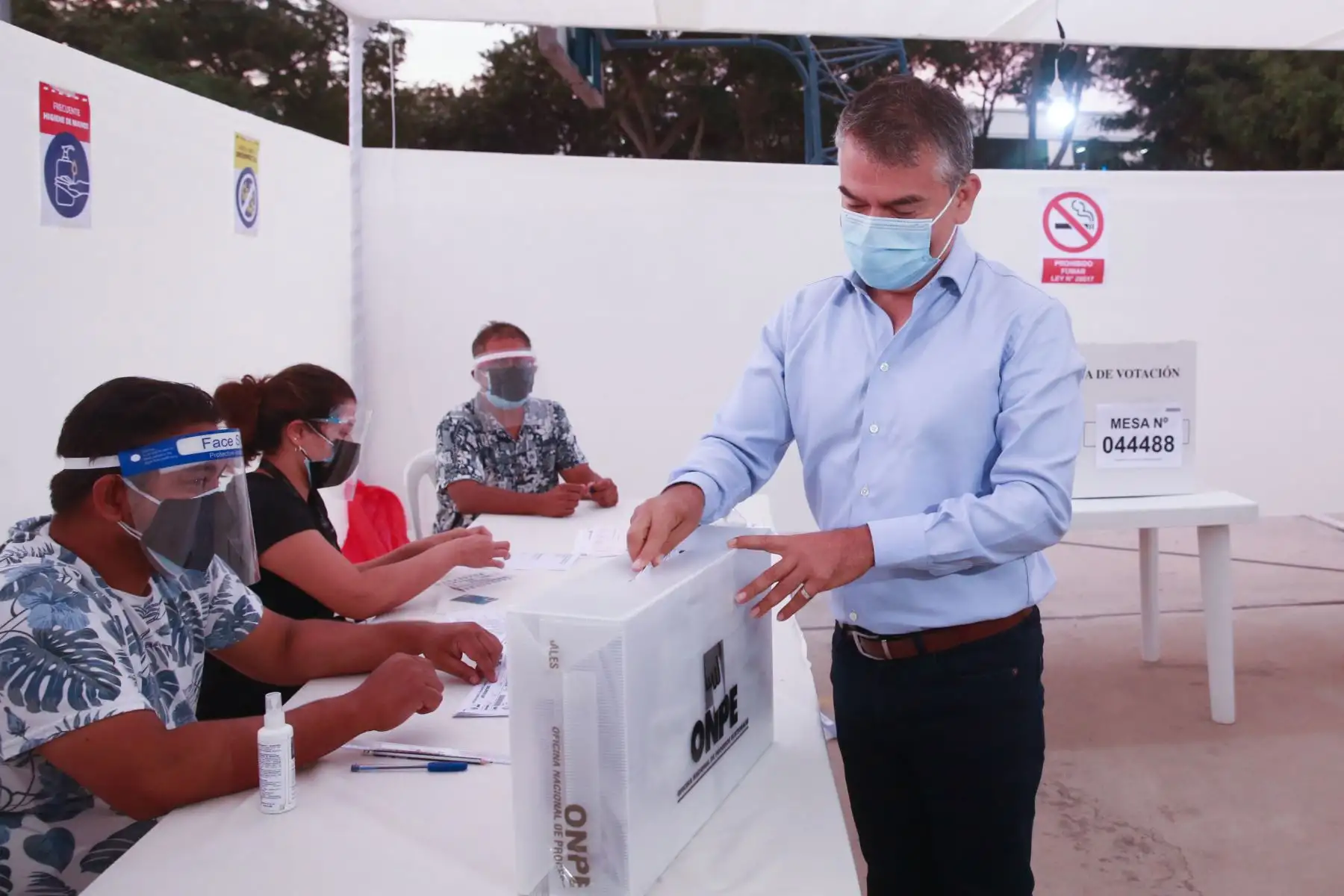 LIMA (PERÚ), 11/04/2021.-El candidato presidencial del Partido Morado, Julio Guzmán, emite su voto en el Colegio San Agustín, en el distrito de San Isidro, durante la jornada de las Elecciones Generales 2021. Foto: ANDINA/Jhony Laurente