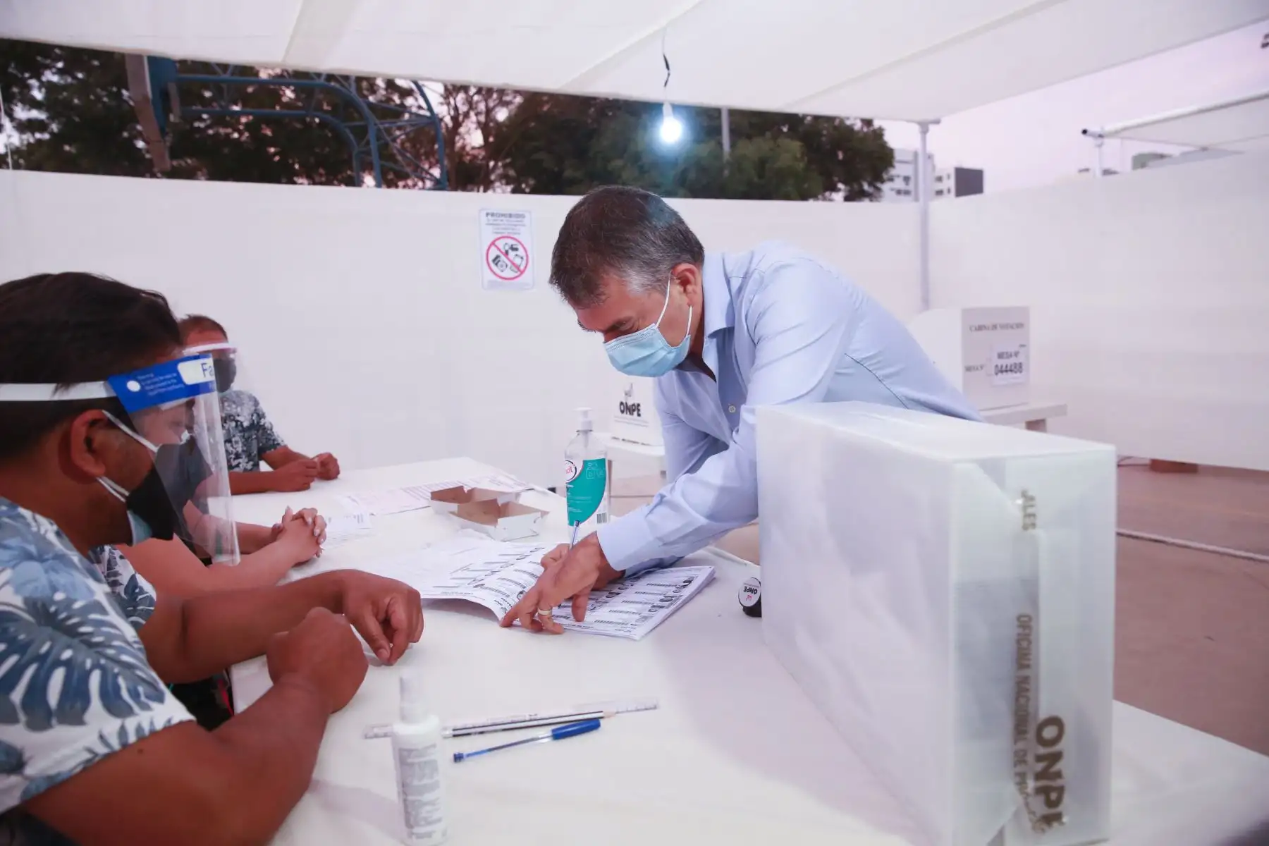 LIMA (PERÚ), 11/04/2021.-El candidato presidencial del Partido Morado, Julio Guzmán, emite su voto en el Colegio San Agustín, en el distrito de San Isidro, durante la jornada de las Elecciones Generales 2021. Foto: ANDINA/Jhony Laurente