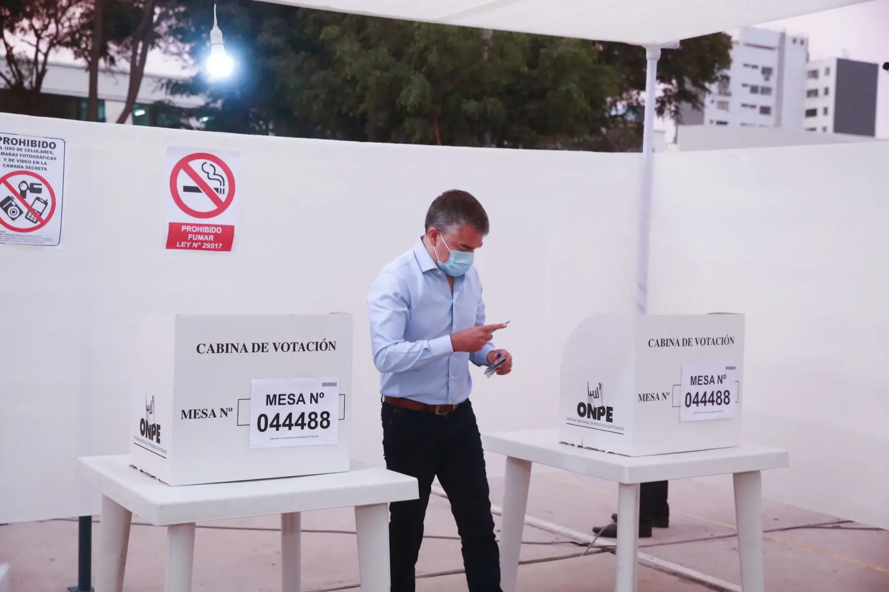 LIMA (PERÚ), 11/04/2021.-El candidato presidencial del Partido Morado, Julio Guzmán, emite su voto en el Colegio San Agustín, en el distrito de San Isidro, durante la jornada de las Elecciones Generales 2021. Foto: ANDINA/Jhony Laurente