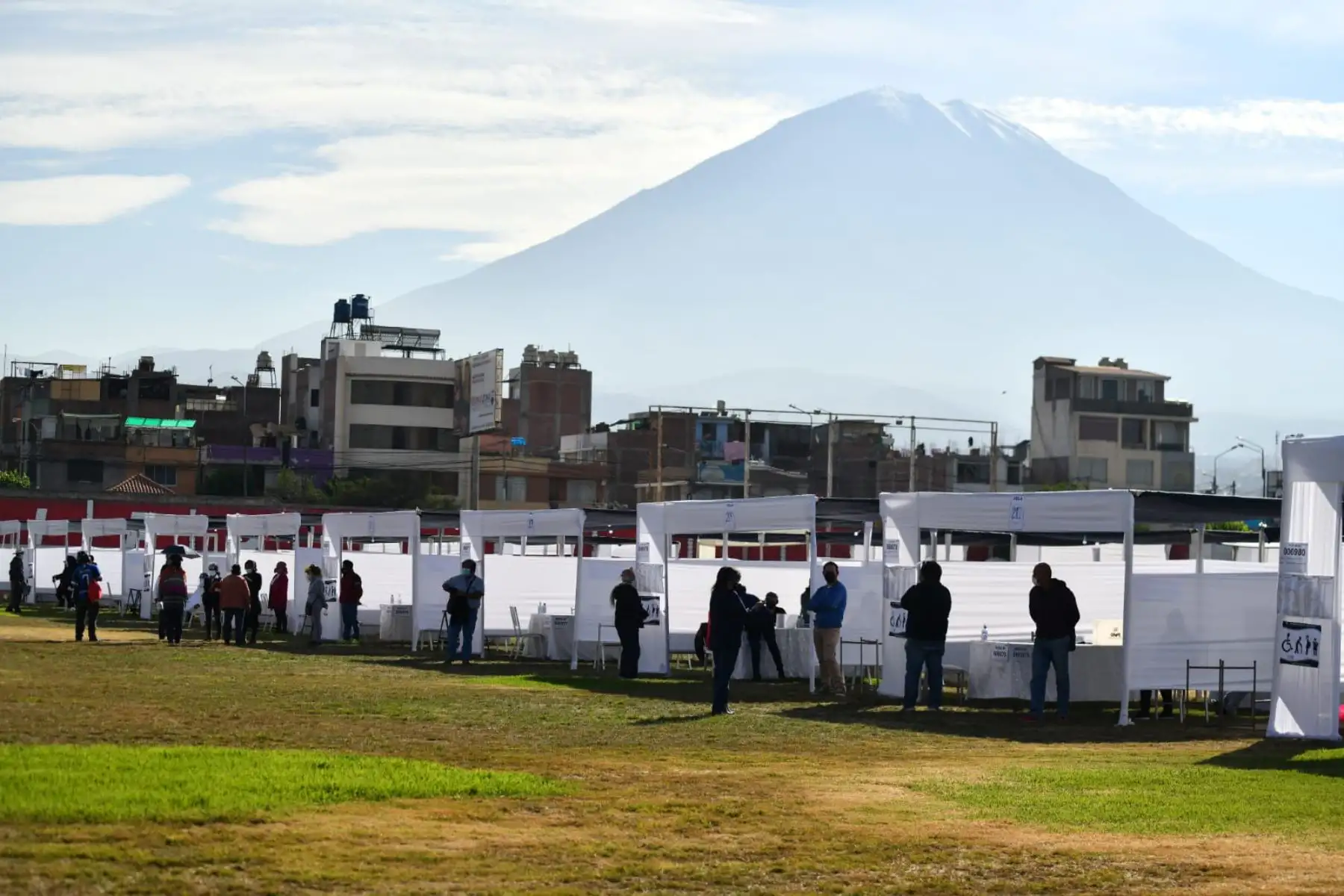 AREQUIPA (PERÚ), 11/04/2021.- Ciudadanos de  Arequipa participan  en los comicios generales para elegir al Presidente de la República, dos vicepresidentes, 130 congresistas y cinco parlamentarios andinos. 
Foto: Cortesía Diego Ramos