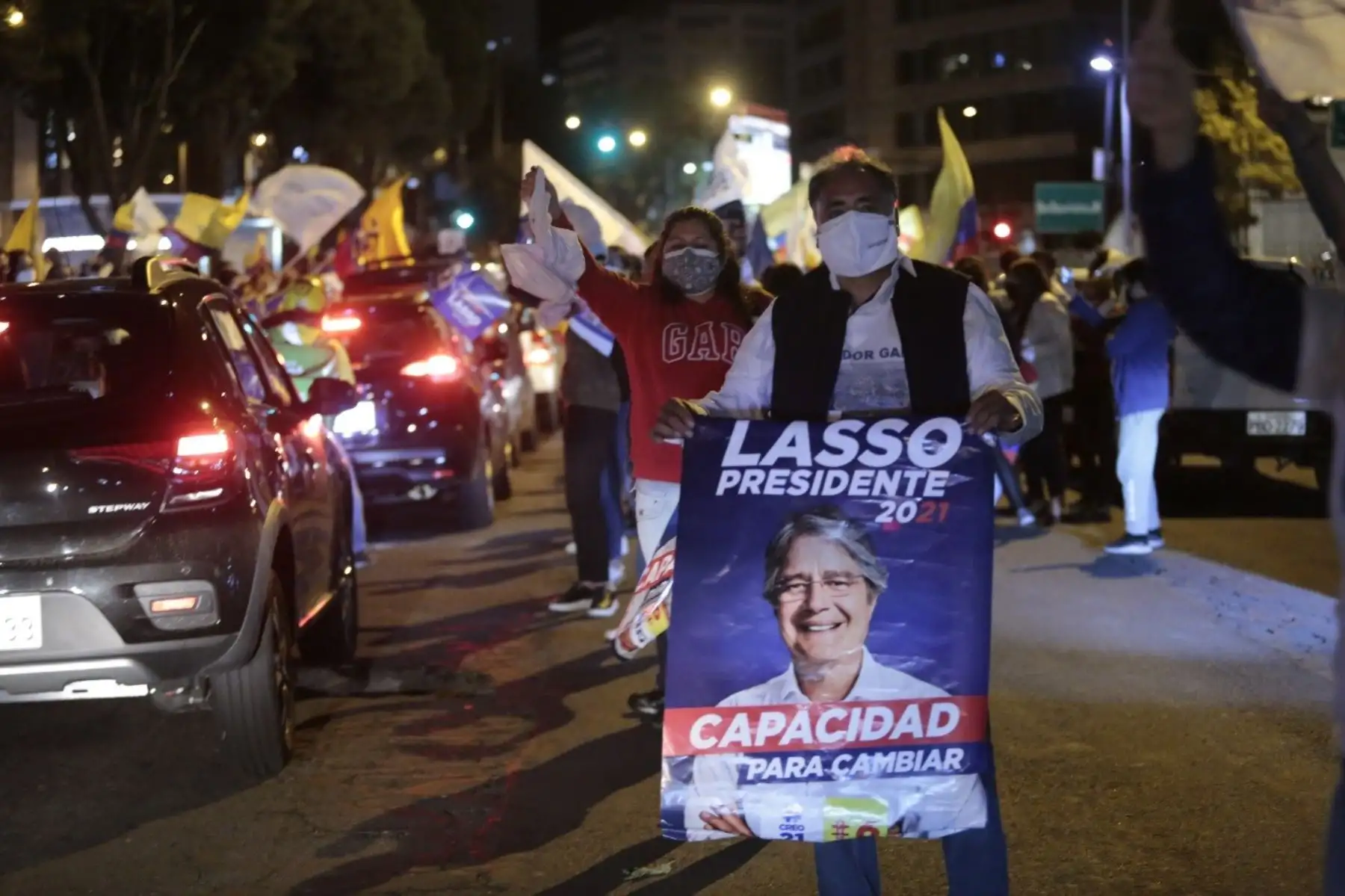 Partidarios de Guillermo Lasso celebran el triunfo de su candidato en la segunda vuelta electoral presidencial en Ecuador. Foto: EFE