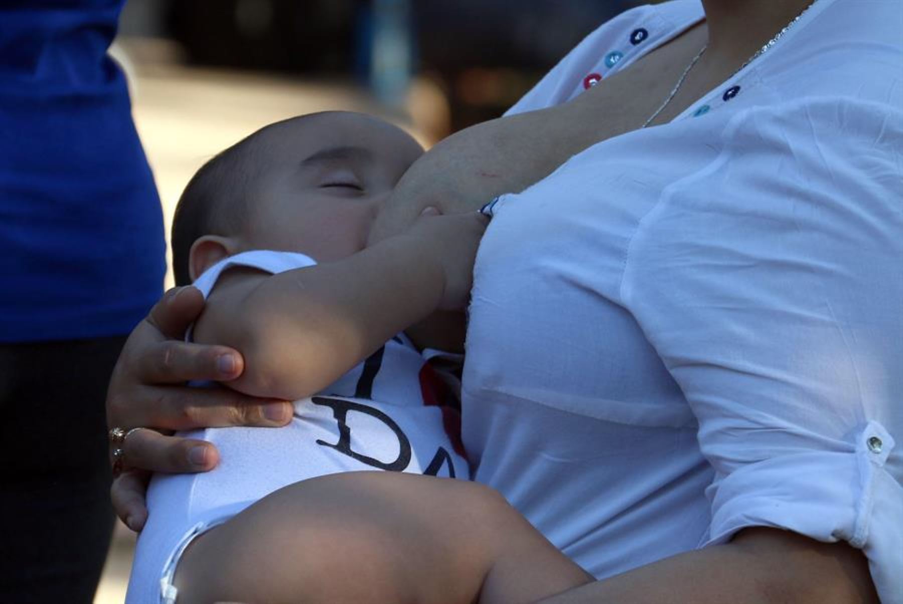Madres lactantes vacunadas con Pfizer transmiten anticuerpos a sus hijos.