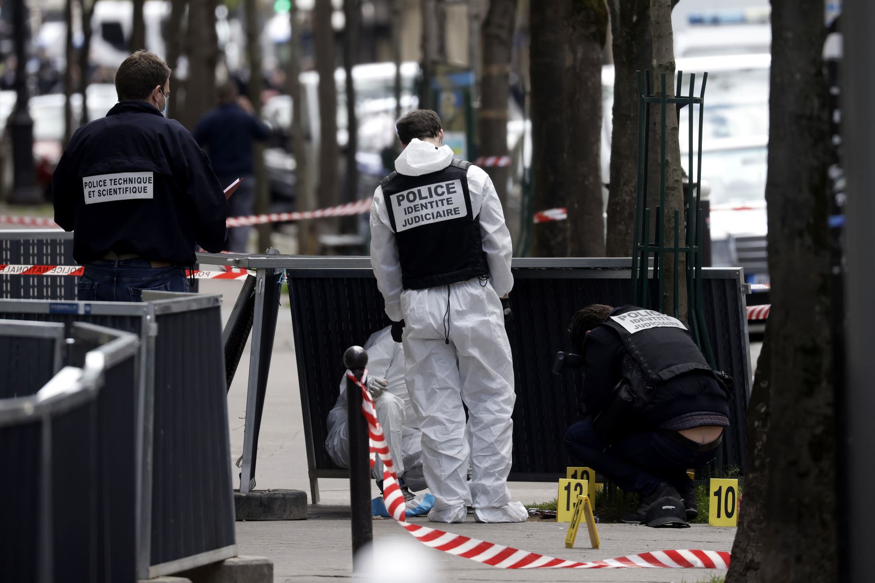 Especialistas forenses inspeccionan el lugar de un tiroteo frente al hospital Henri Dunant donde dos personas han recibido disparos en París, Francia. Foto: EFE