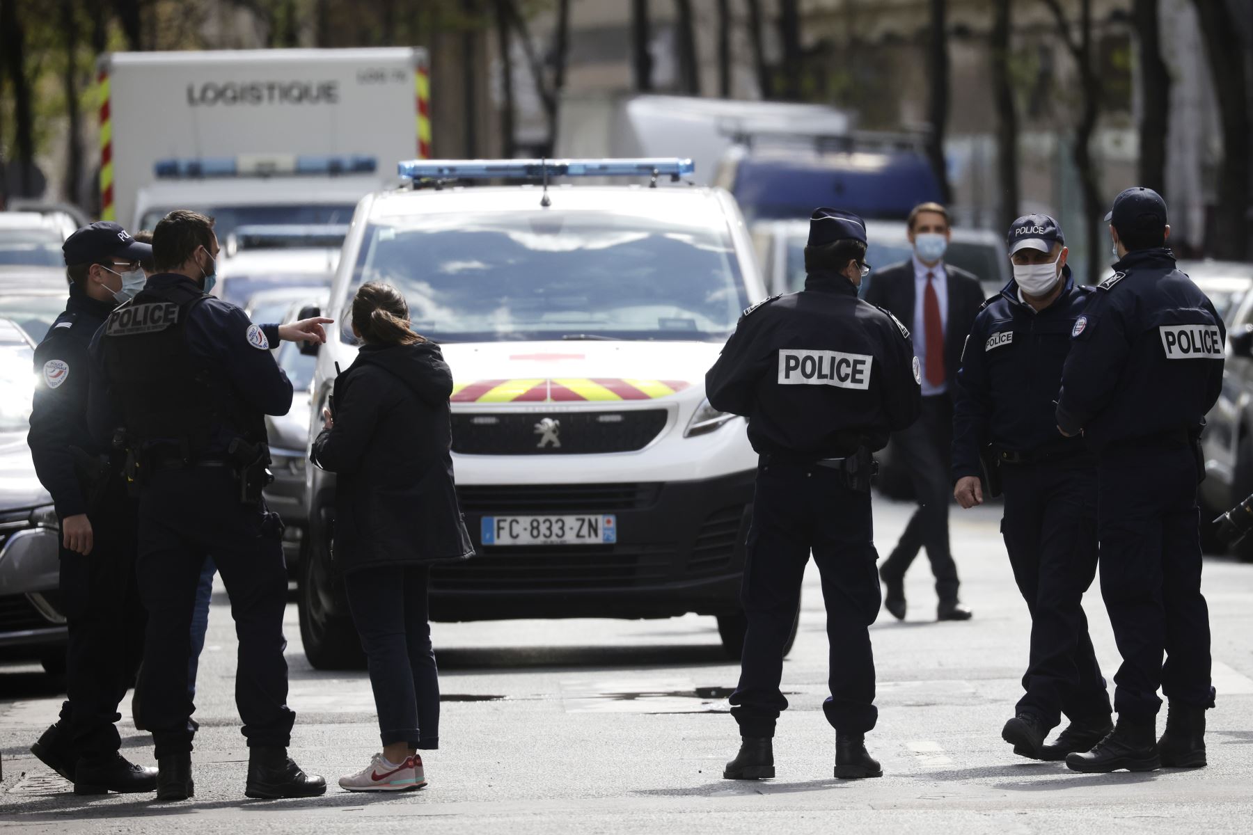 Un muerto y una herida grave en un tiroteo frente a un hospital de París. Foto: EFE