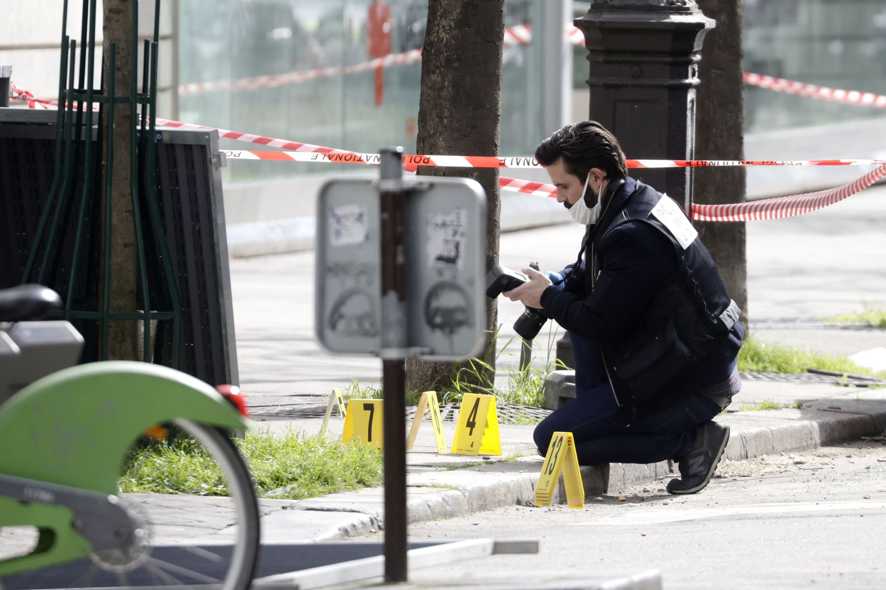 Un fotógrafo forense trabaja en la escena del crimen cerca del hospital Henri Dunant donde dos personas han recibido disparos en París, Francia, el 12 de abril de 2021. Foto: EFE