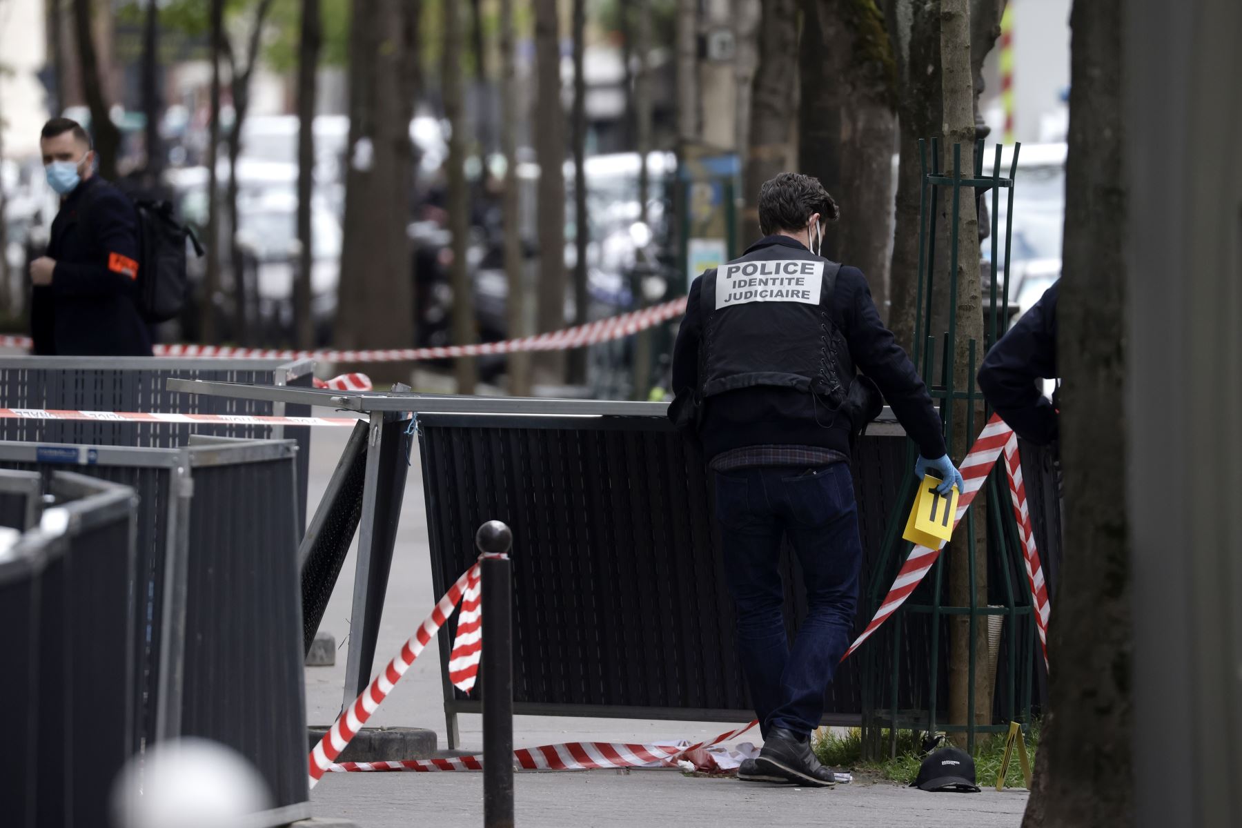 Investigadores de la policía francesa instalan un perímetro en la escena del crimen cerca del hospital Henri Dunant donde dos personas han recibido disparos en París, Francia, 12 de abril de 2021. Foto: EFE